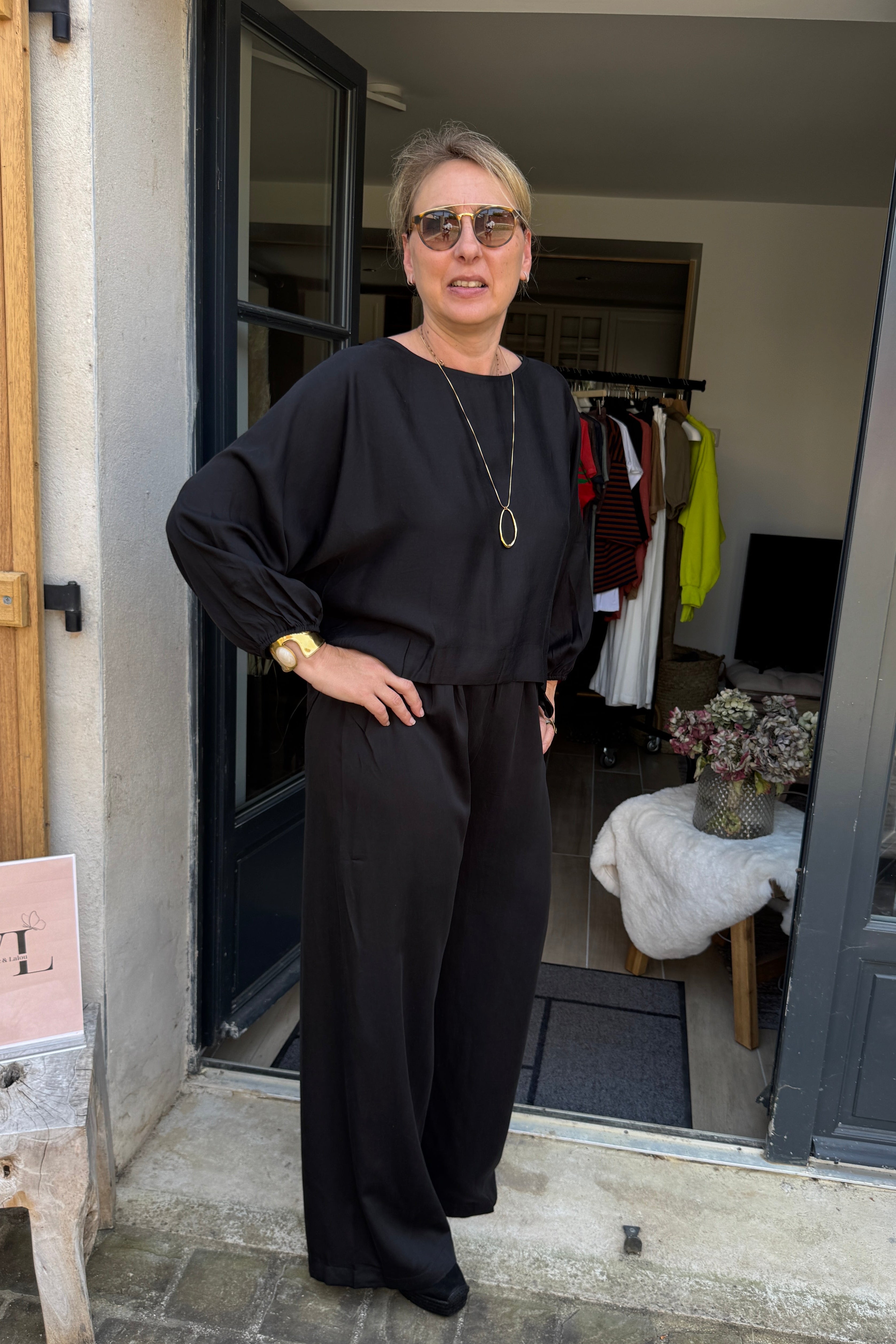 Blouse noire fluide manches 3/4 col rond 100% lyocell portée avec pantalon large – ARNOLD Vic & Lalou