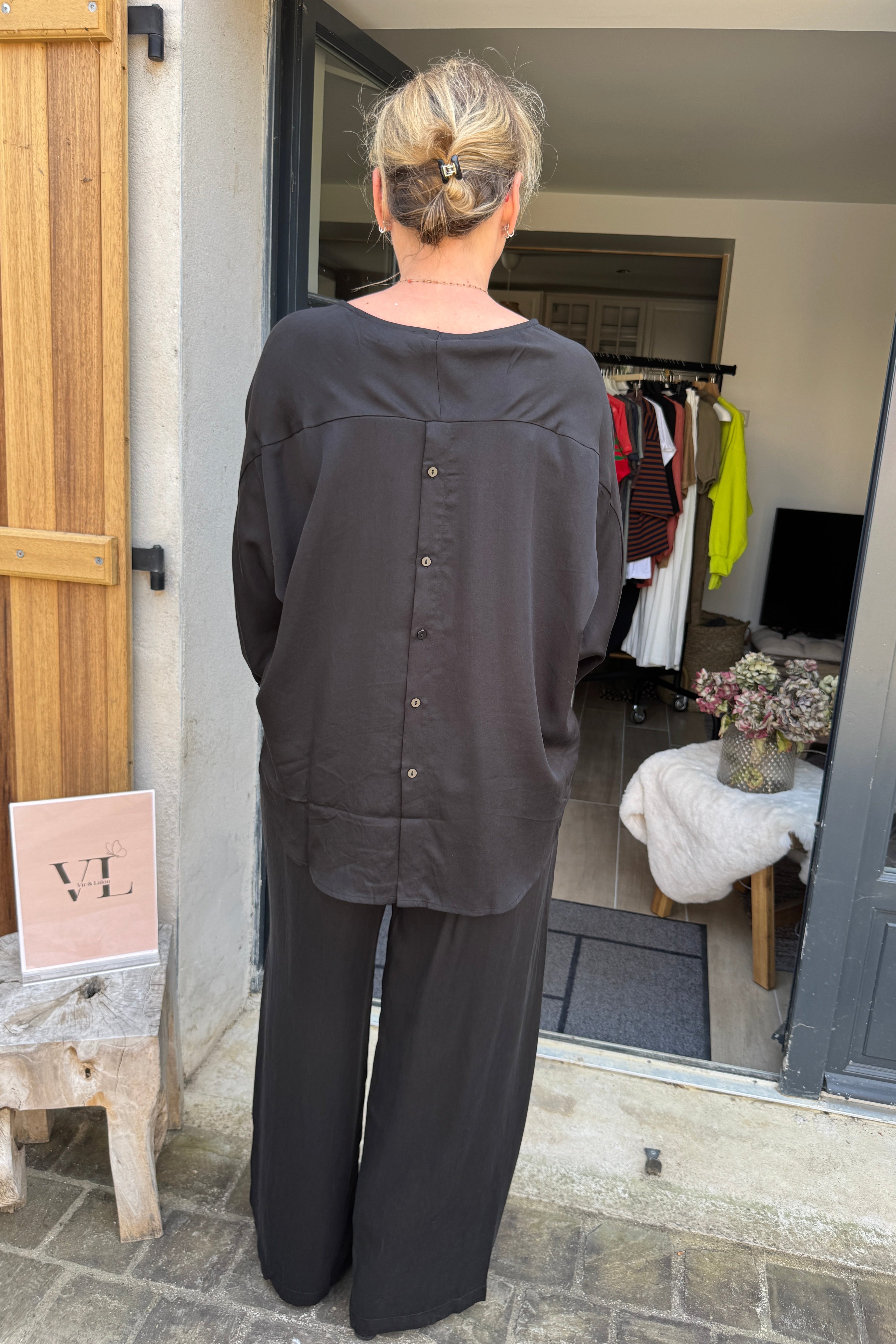 Blouse noire lyocell 5 boutons dorés dos coupe asymétrique manches 3/4 – ARNOLD Vic & Lalou