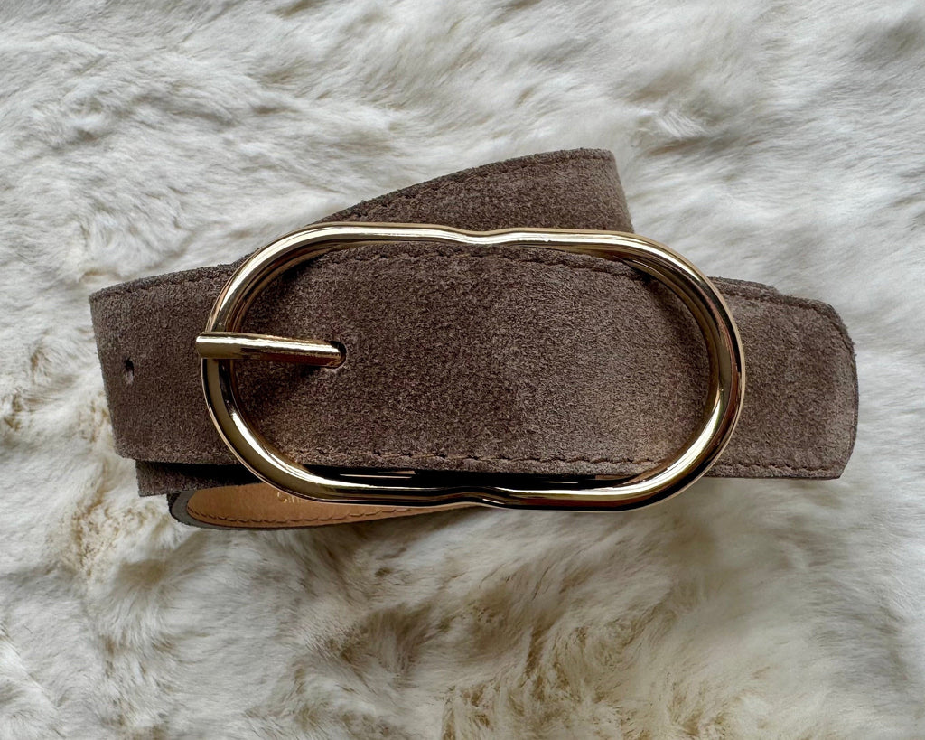 Ceinture chic daim cuir marron à porter aussi bien en décontracté qu'en soirée. 