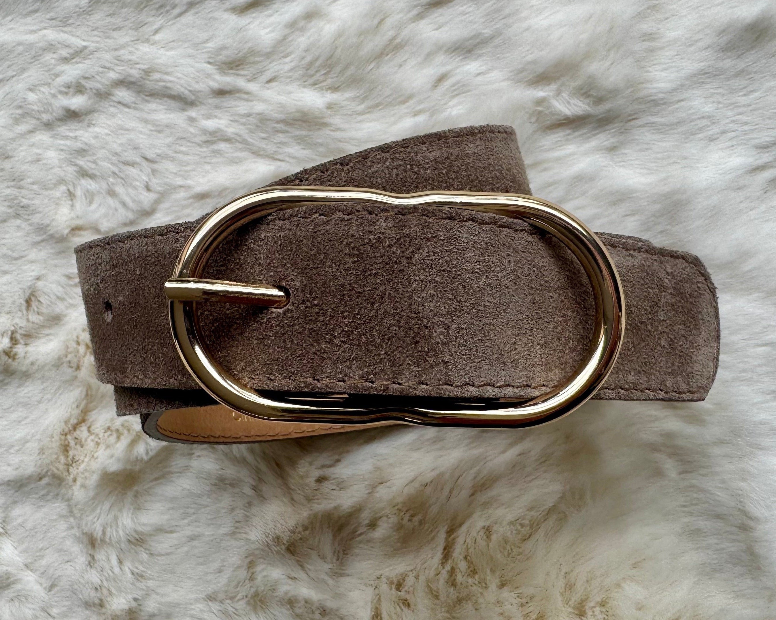 Ceinture chic daim cuir marron à porter aussi bien en décontracté qu'en soirée. 