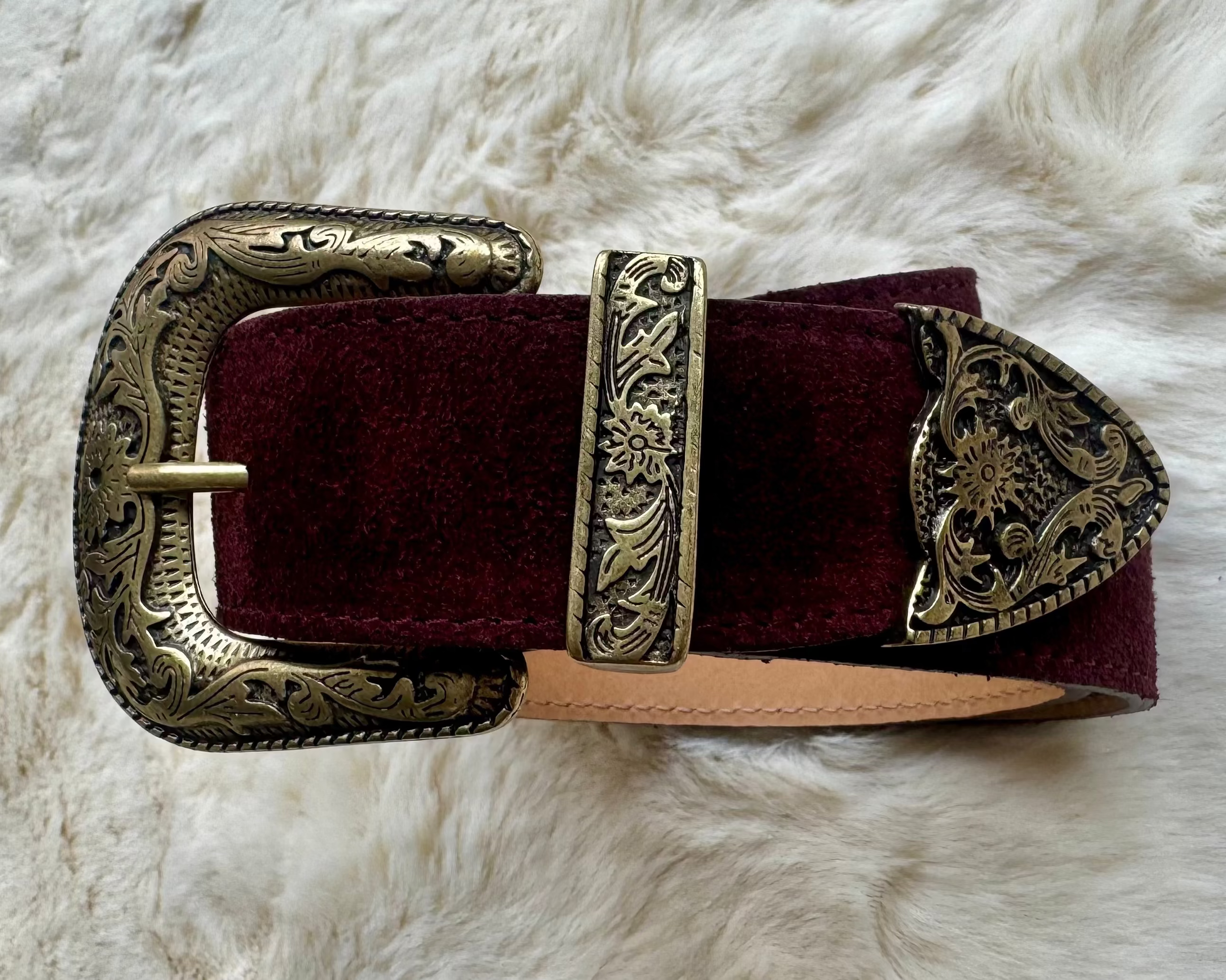 Ceinture chic daim cuir bordeaux à porter aussi bien en décontracté qu'en soirée, touche rock