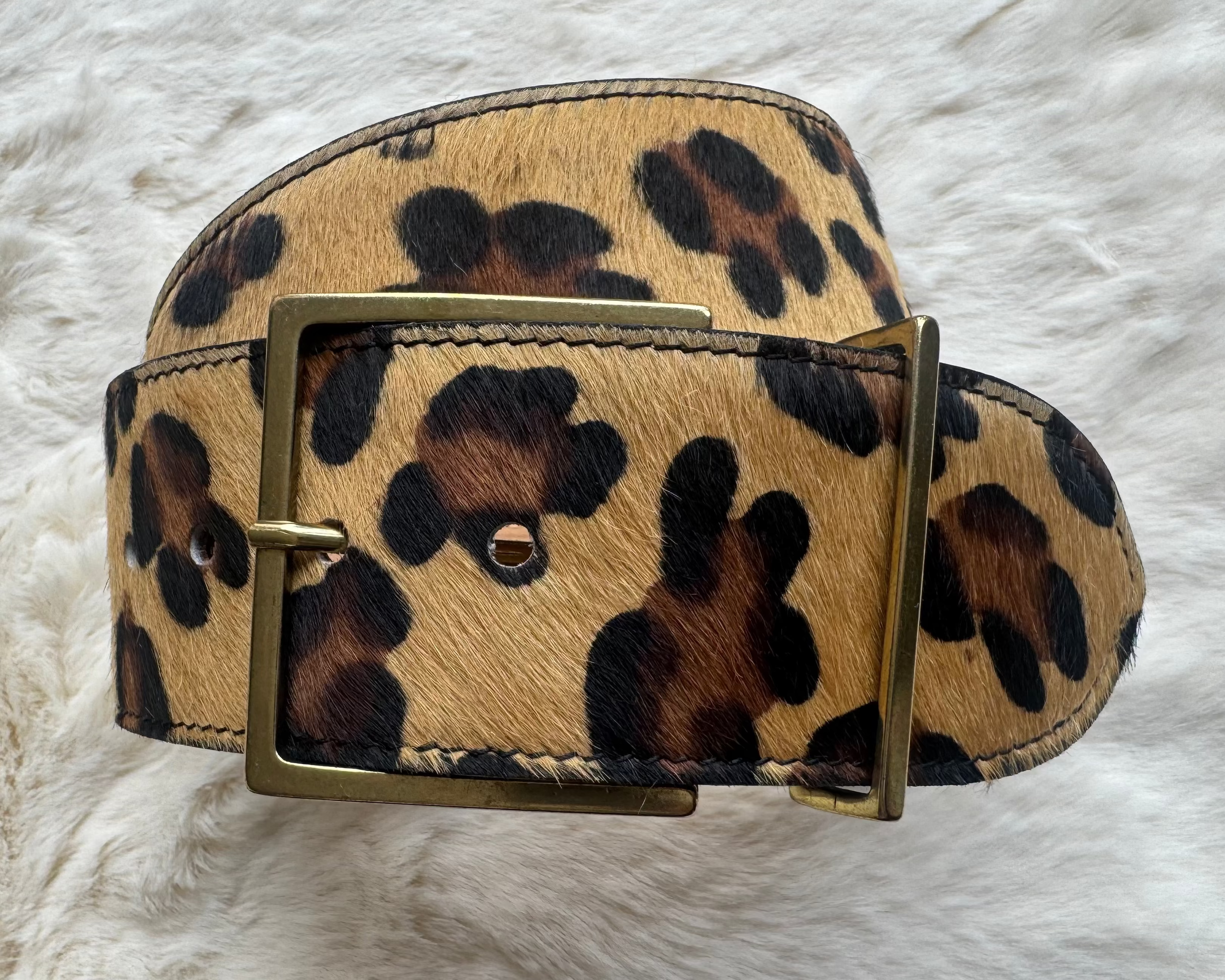 Ceinture chic daim cuir Léopard à porter aussi bien en décontracté qu'en soirée.