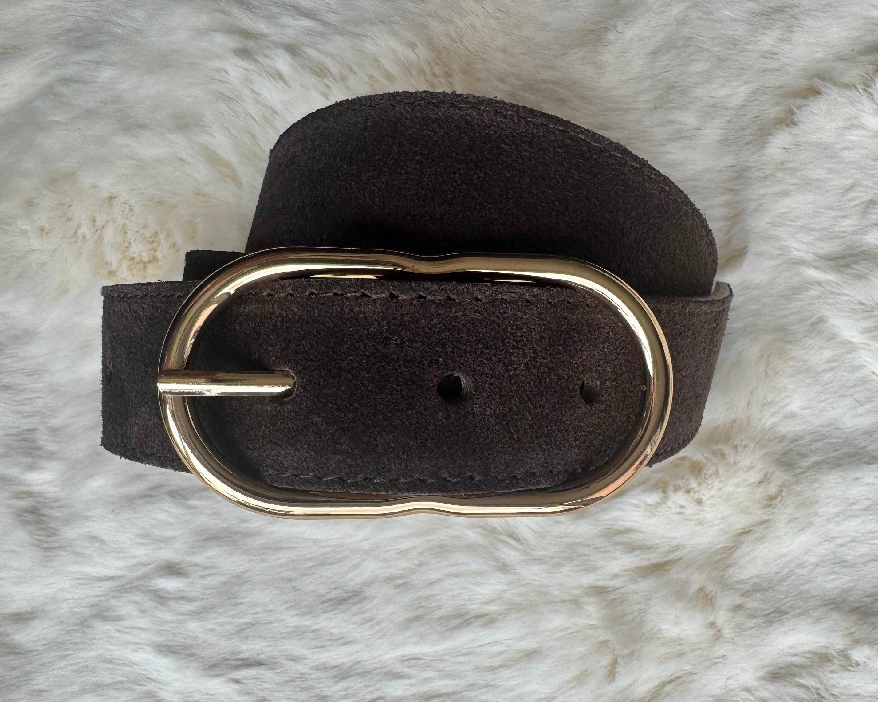 Ceinture chic daim cuir marron à porter aussi bien en décontracté qu'en soirée. 