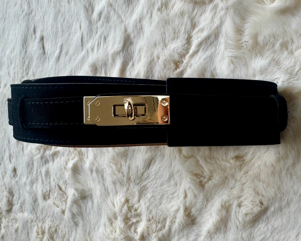 Ceinture chic daim cuir noire à porter aussi bien en décontracté qu'en soirée. 