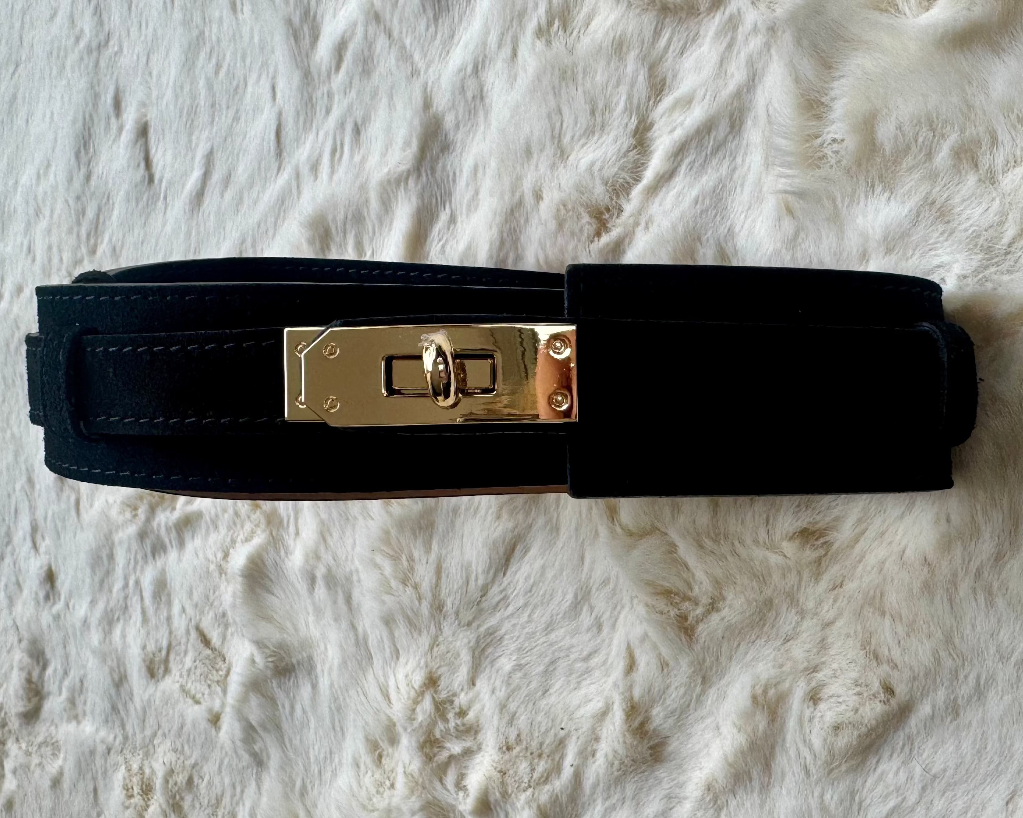 Ceinture chic daim cuir noire à porter aussi bien en décontracté qu'en soirée. 