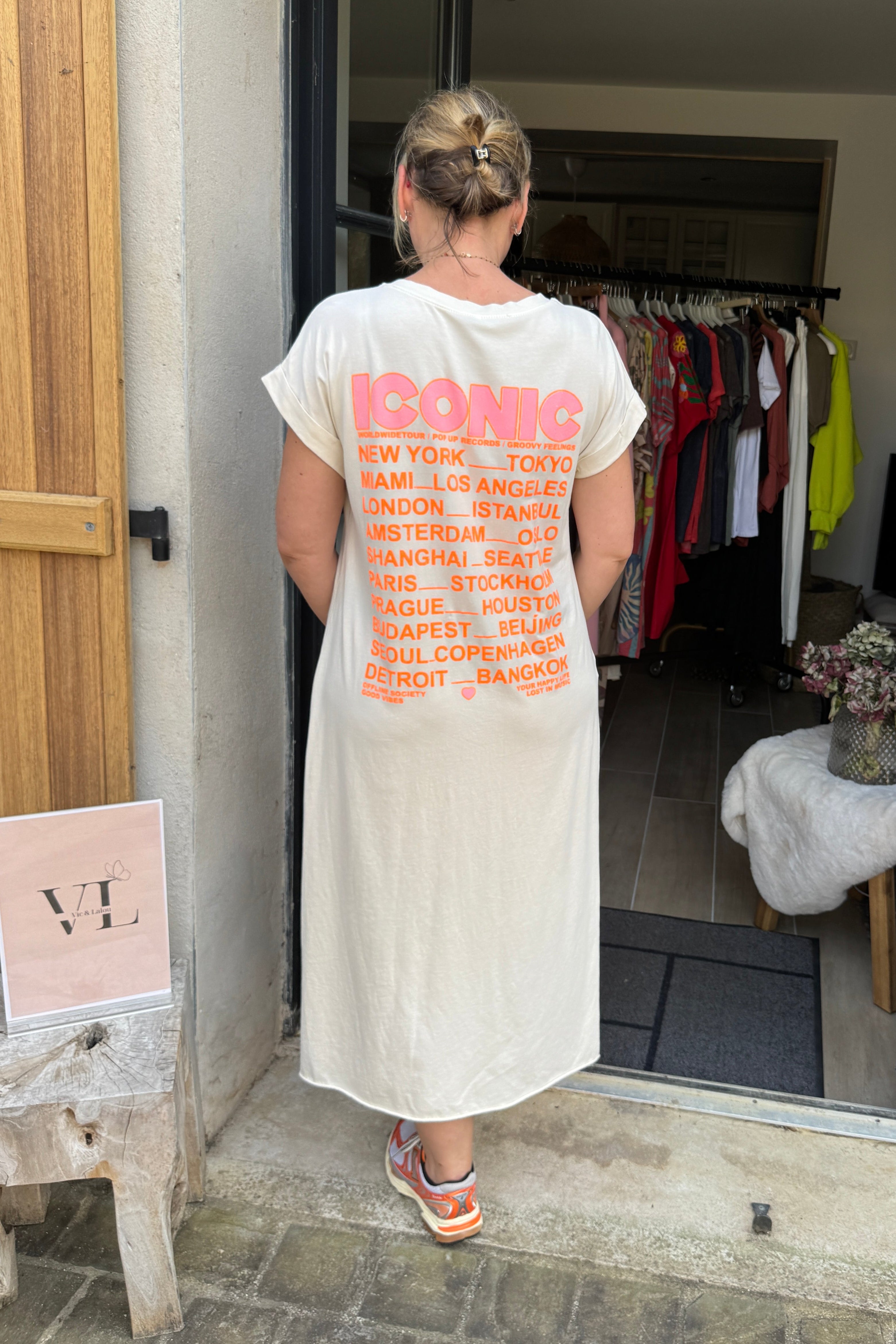 Dos robe longue crème imprimé villes du monde ICONIC coton fabriquée Italie – PETRA Vic & Lalou