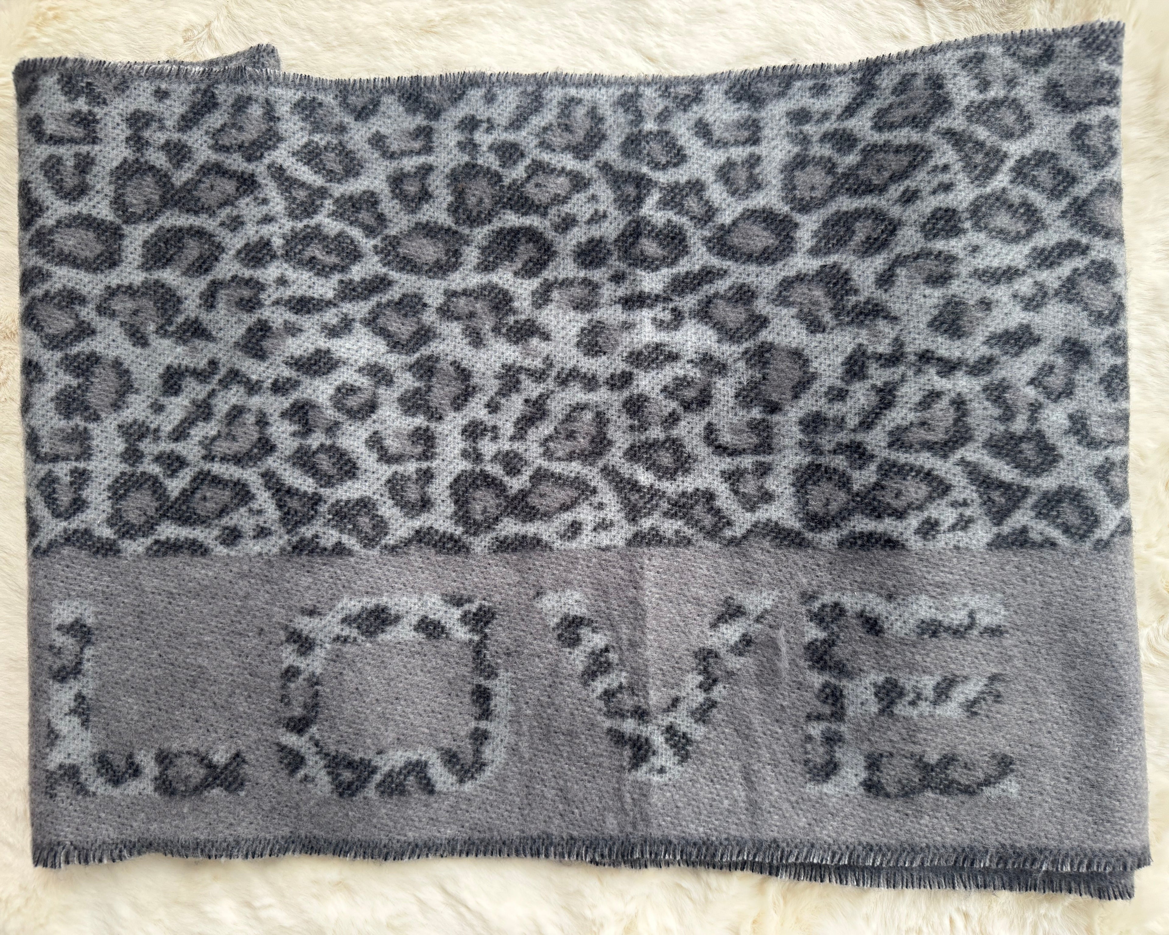Echarpe grise et noire léopard douce et chaude spécialement pour l'hiver