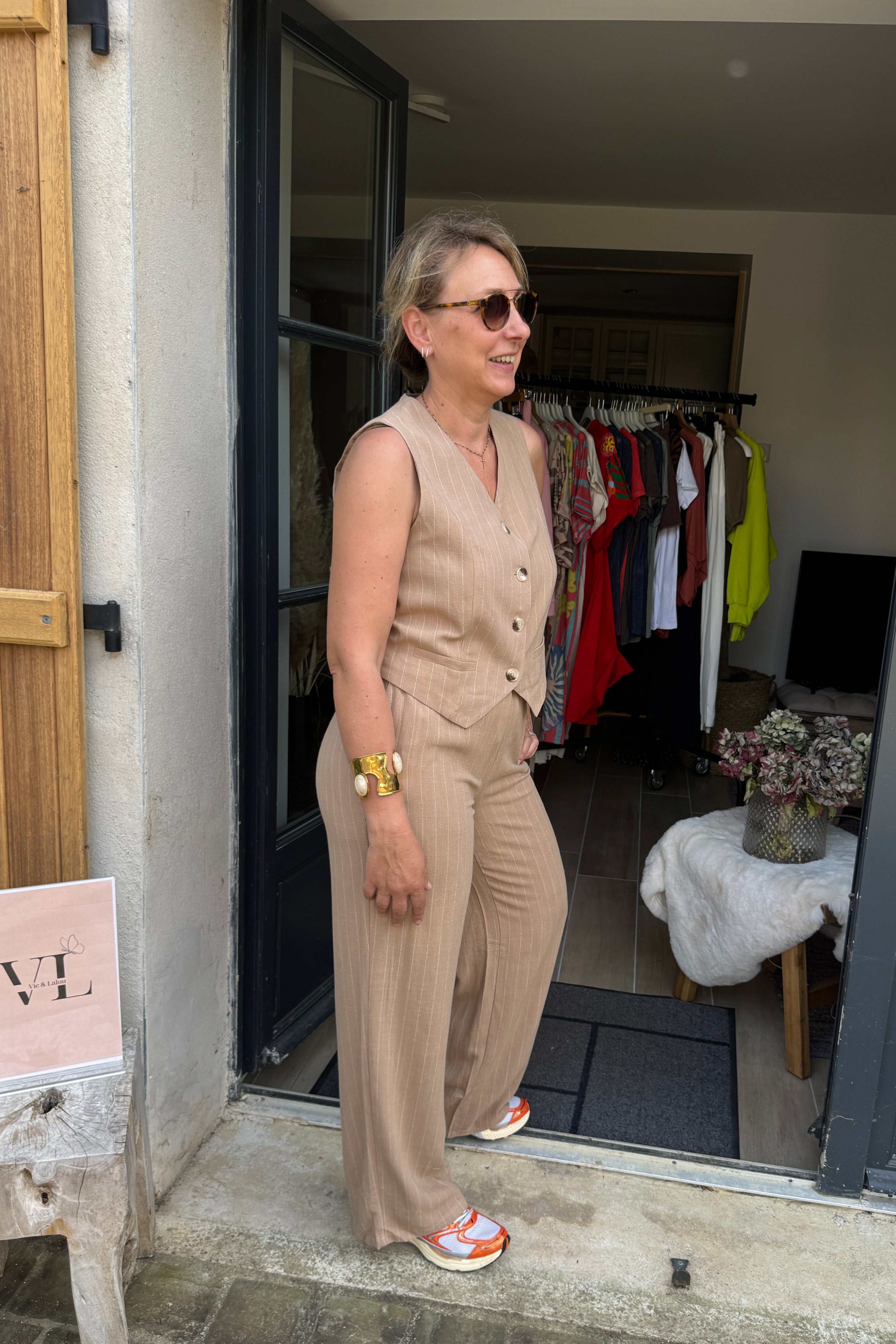 Gilet camel rayures tennis porté en ensemble coordonné pantalon RIRI – LOULOU Vic & Lalou