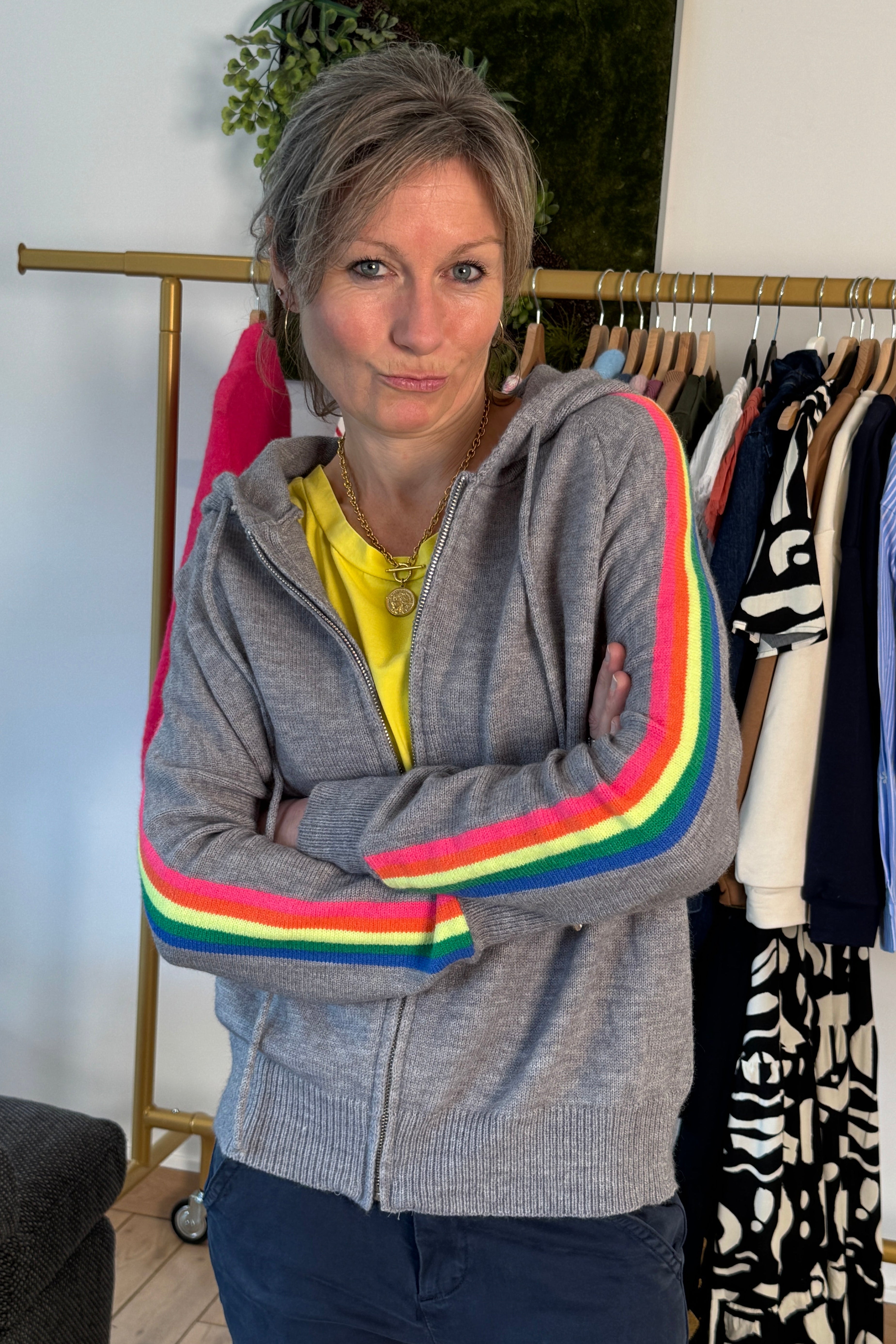 Gilet gris manche longue bande multicolore