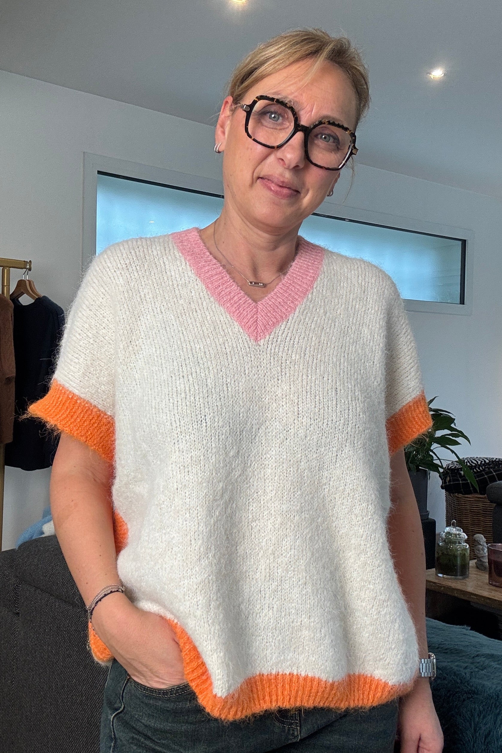 Pull manche courte col V blanc