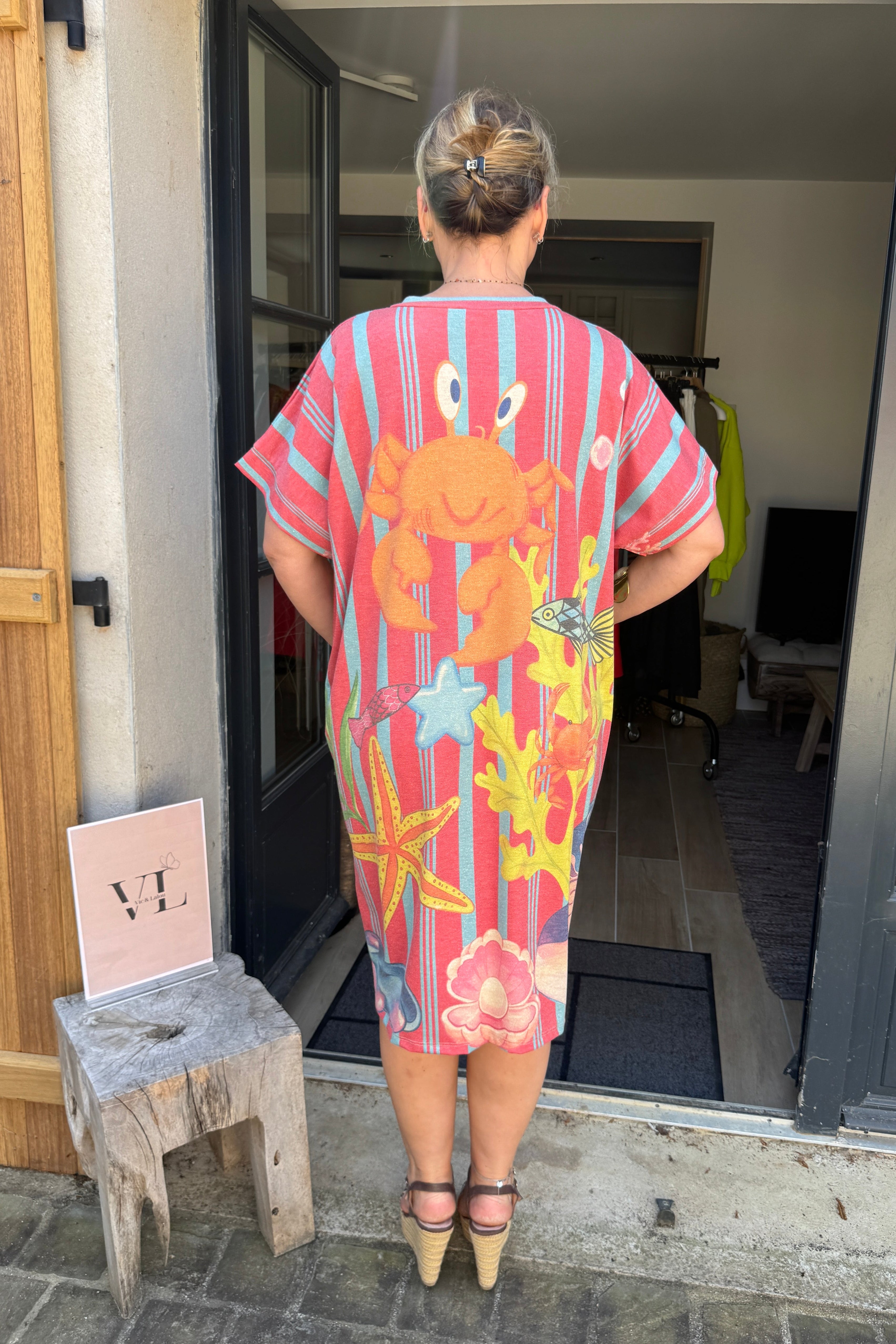 Robe fluide imprimé crabe étoiles de mer rayures corail fabriquée Italie – SUMMER Vic & Lalou
