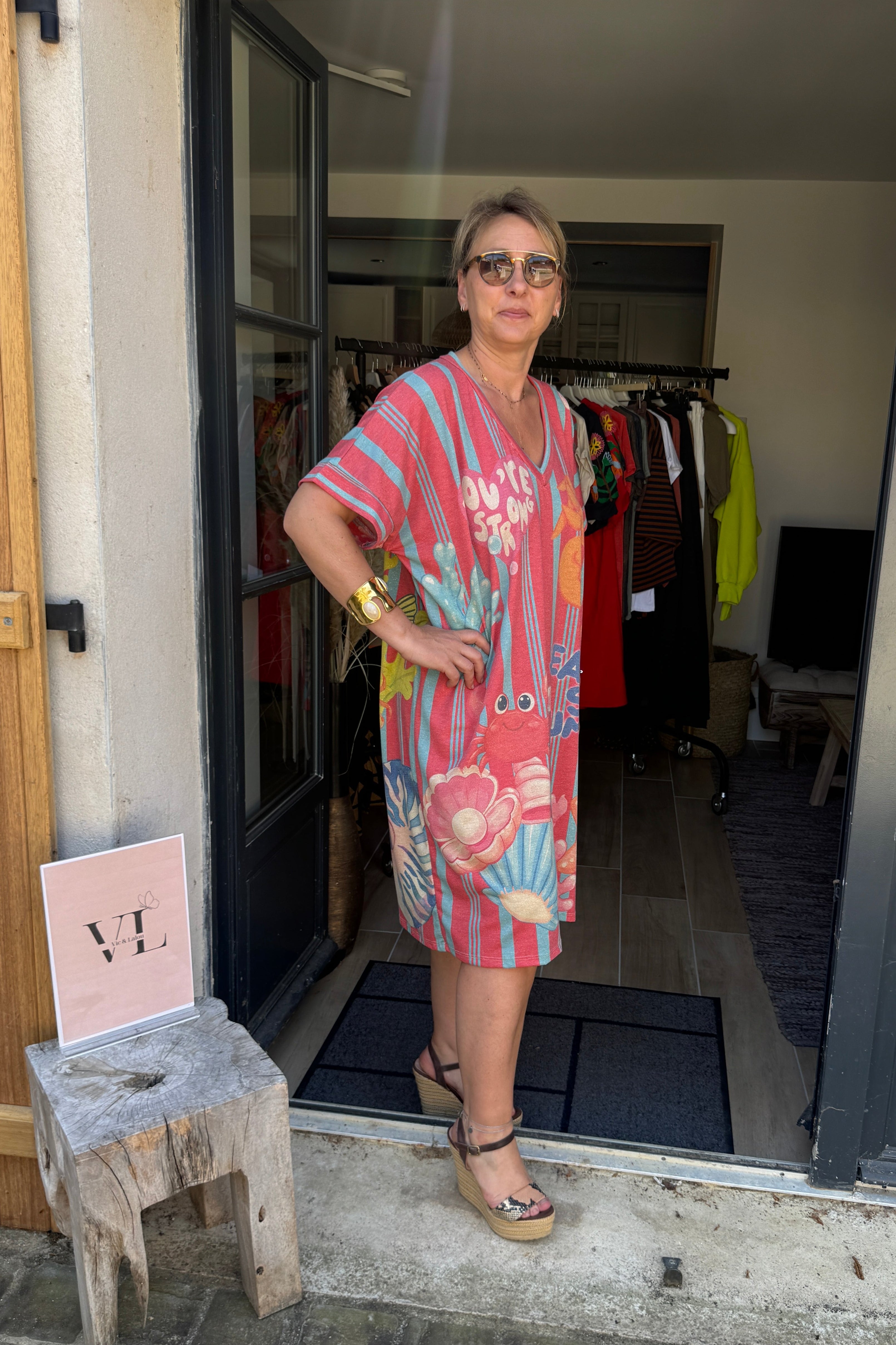 Robe imprimé marin coloré dos col V manches courtes fluide SUMMER – Vic & Lalou