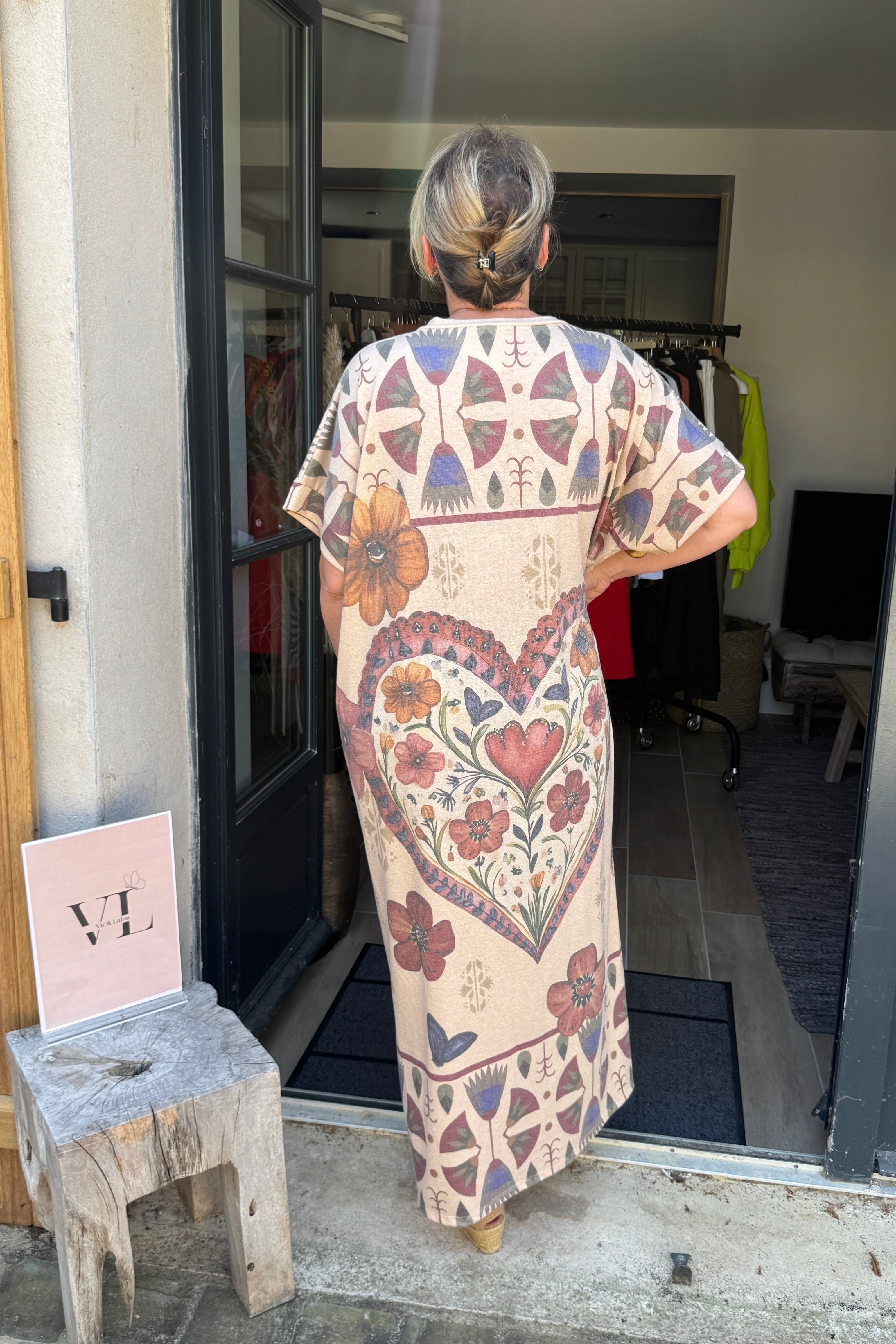 Robe longue beige imprimé folk floral cœur dos col V manches courtes – VITA Vic & Lalou