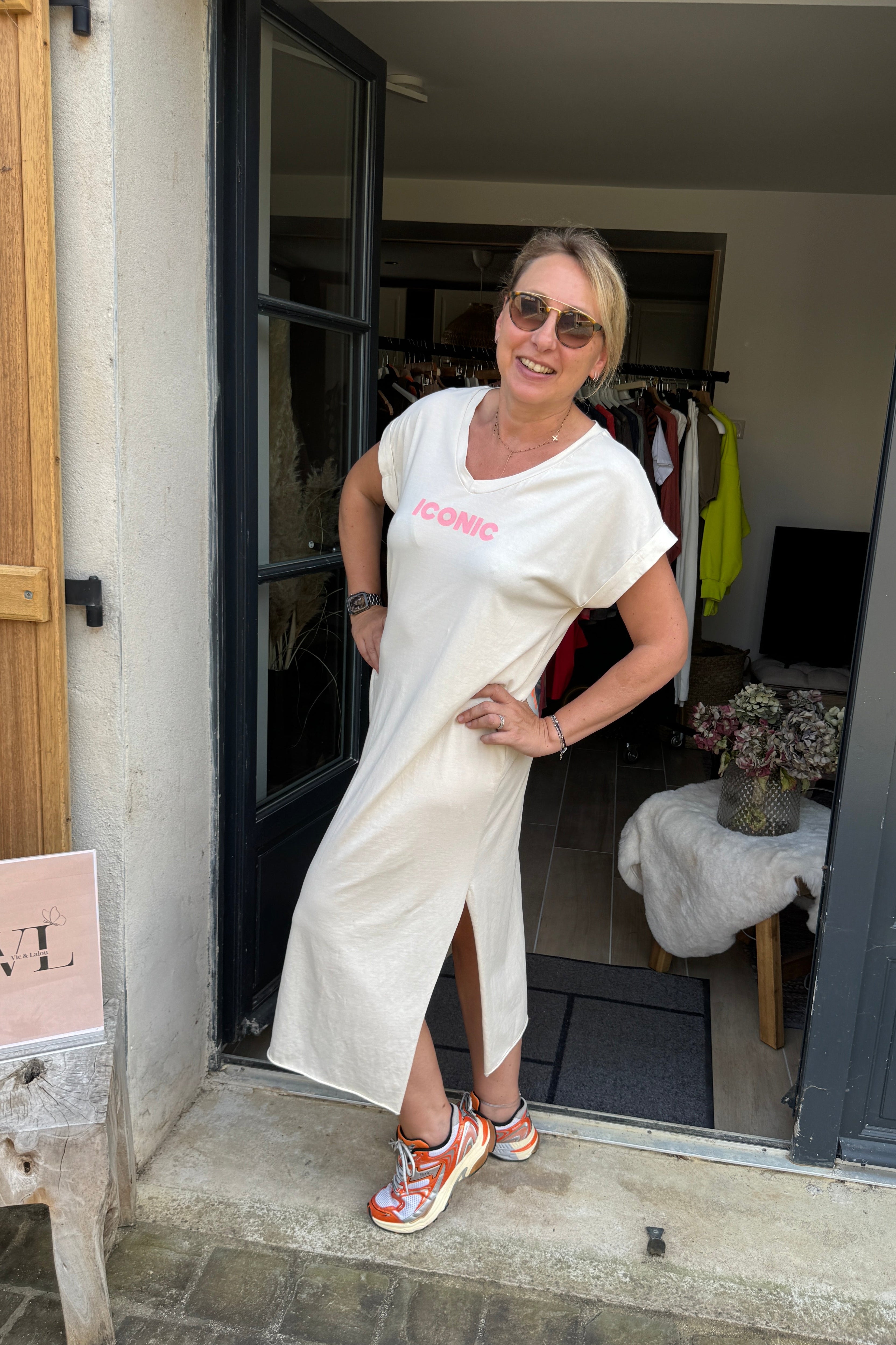 Robe longue crème imprimé ICONIC rose fluo fente avant col V – PETRA Vic & Lalou