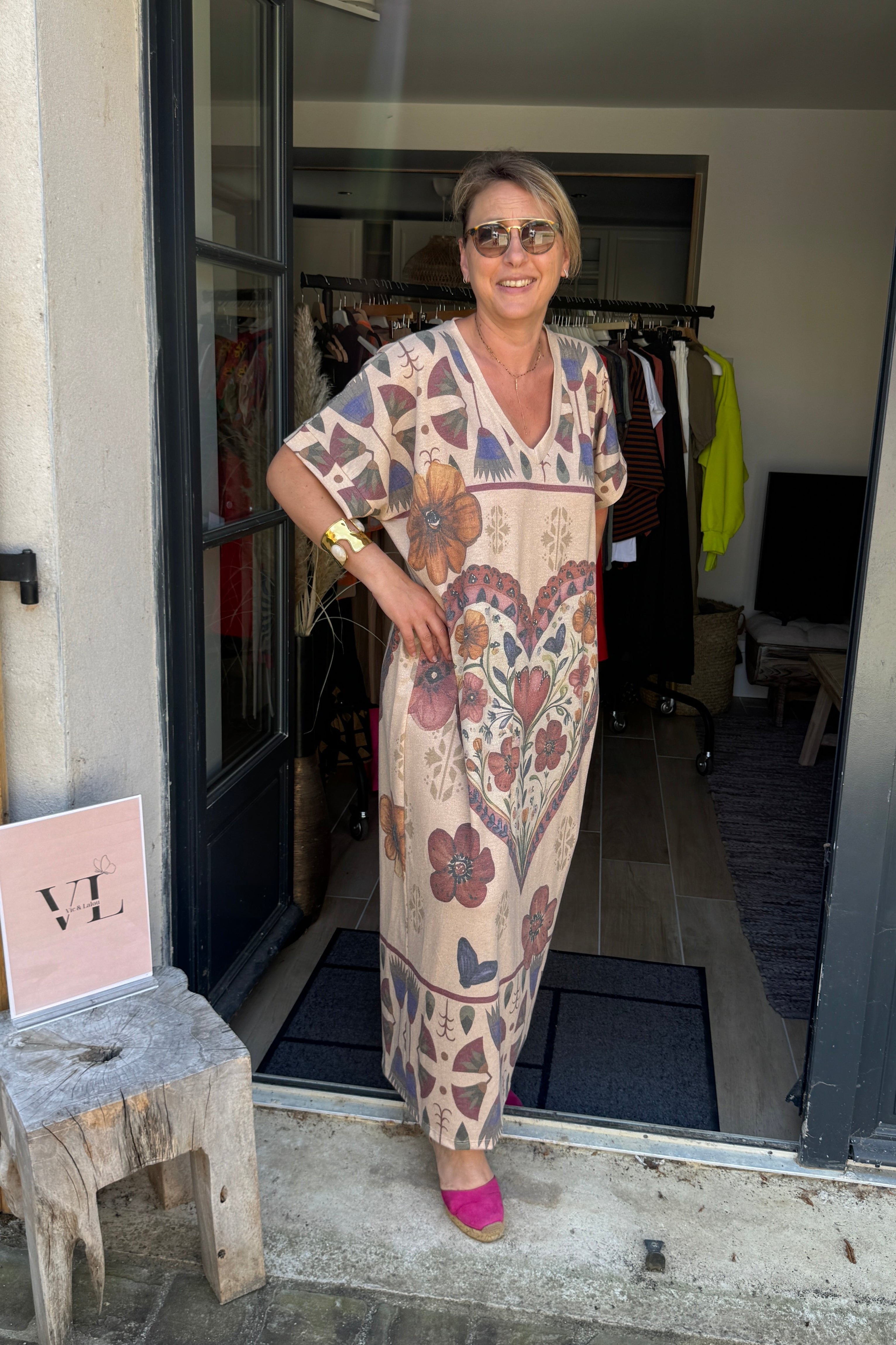 Robe maxi beige imprimé folk fleurs et cœur fluide fabriquée Italie taille unique – VITA Vic & Lalou