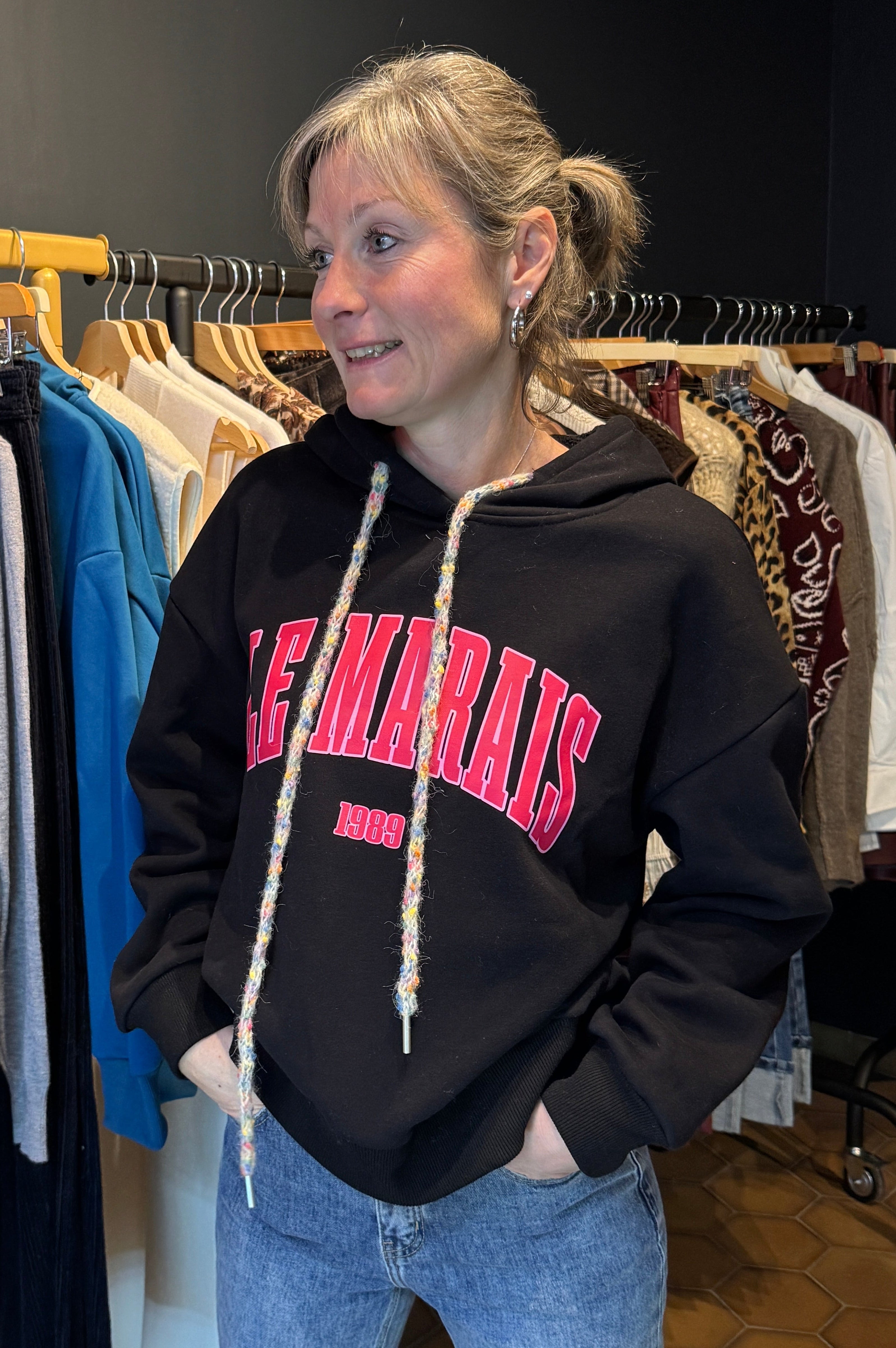 Sweat noir inscription marais