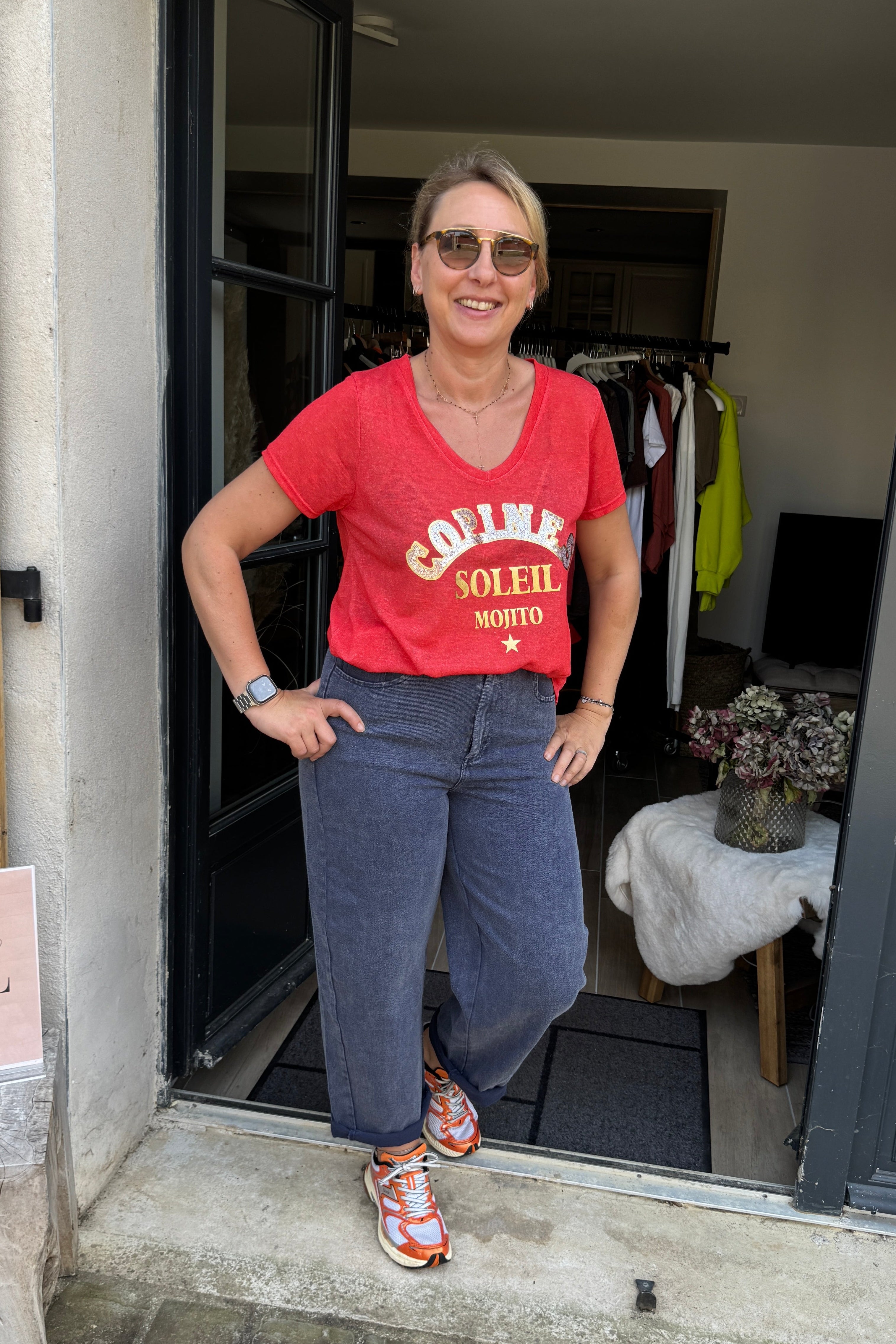 T-shirt Copines Soleil Mojito imprimé doré col V coloris rouge fabriqué Italie – Vic & Lalou