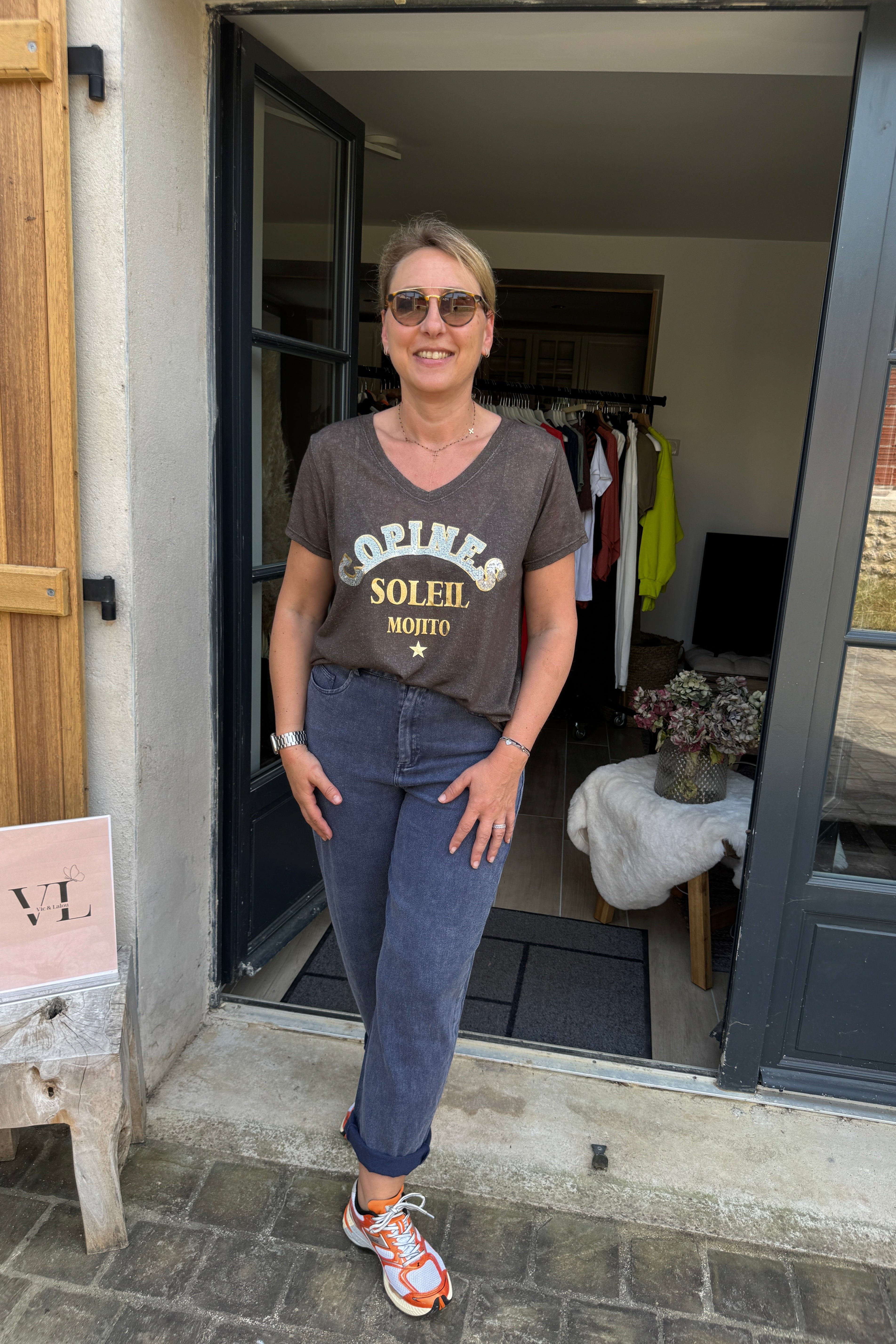 T-shirt col V imprimé Copines Soleil Mojito doré pailleté coloris chocolat– Vic & Lalou