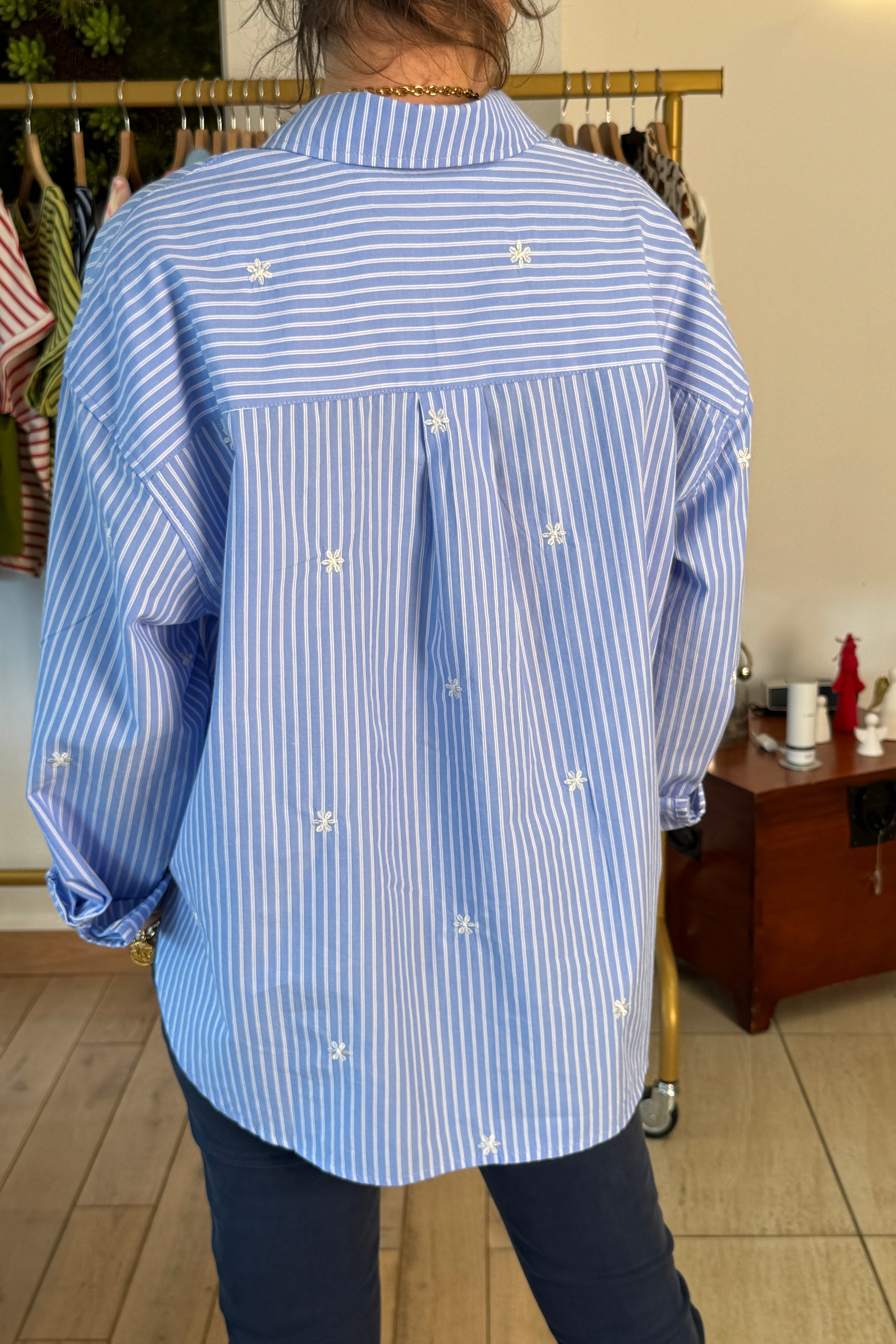 chemise bleue portee femme silhouette moderne