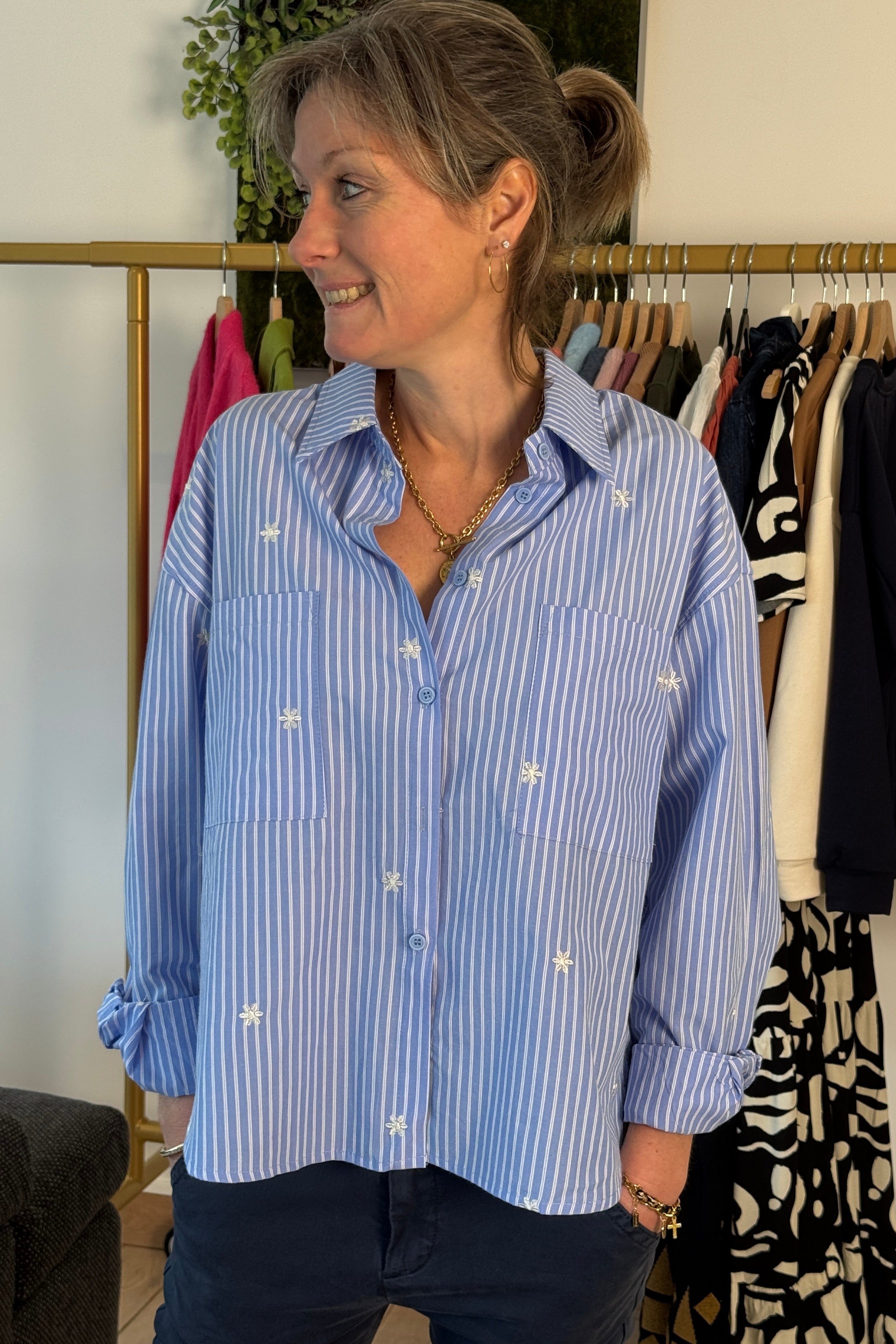 chemise bleue rayee femme fleurs brodees coton coupe fluide elegante