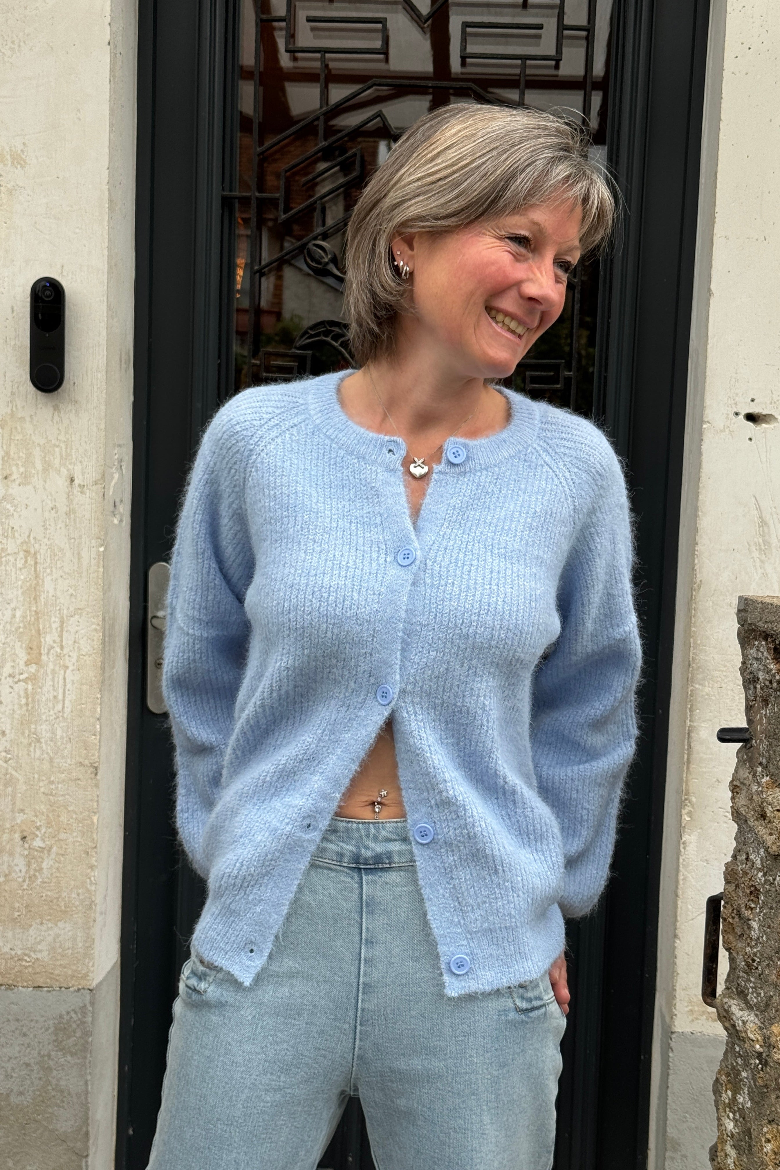 gilet bleu maille douce femme boutons retro coupe droite elegante