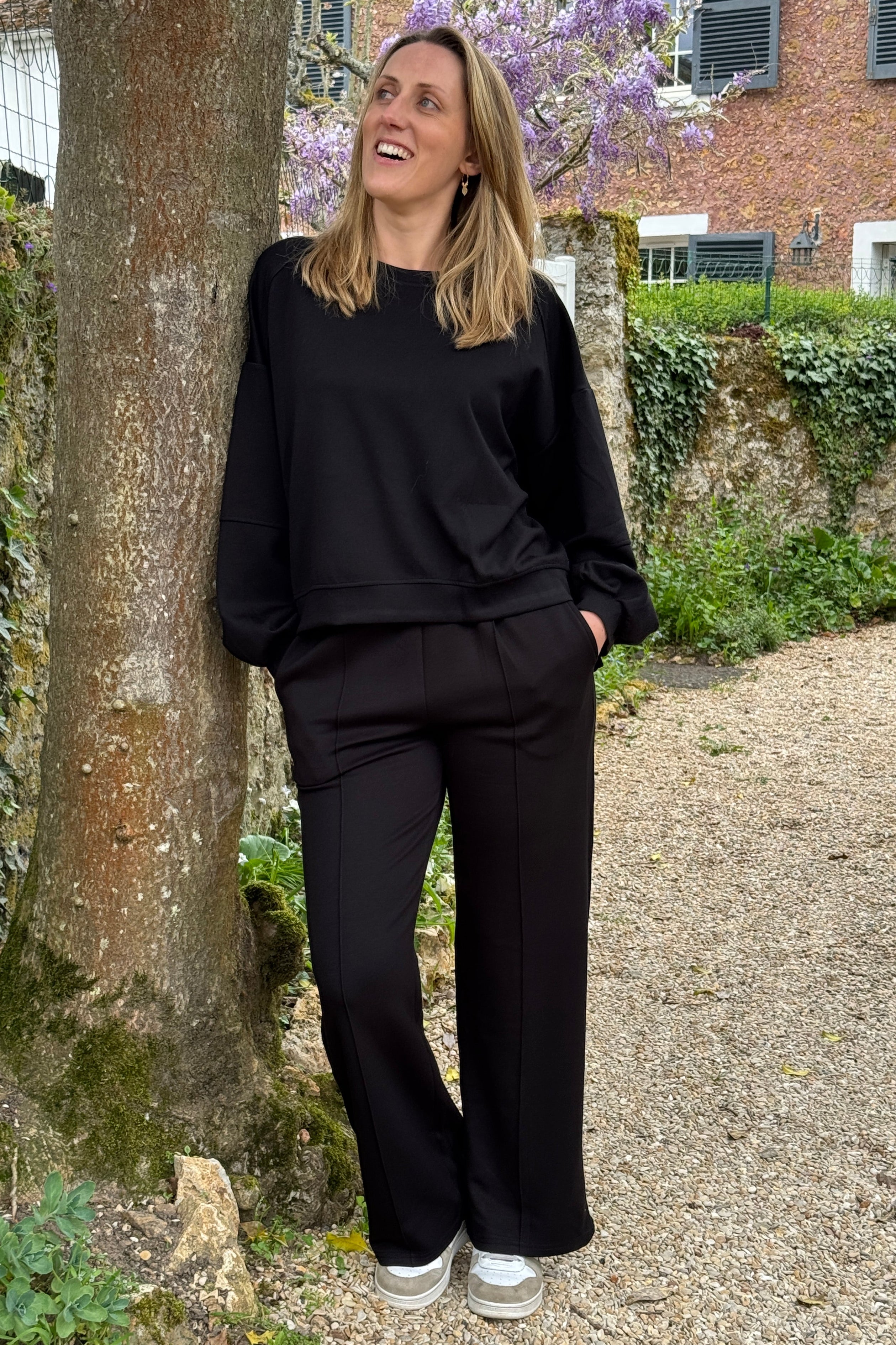pantalon jogging noir femme chic surpiqure devant coupe fluide elegante