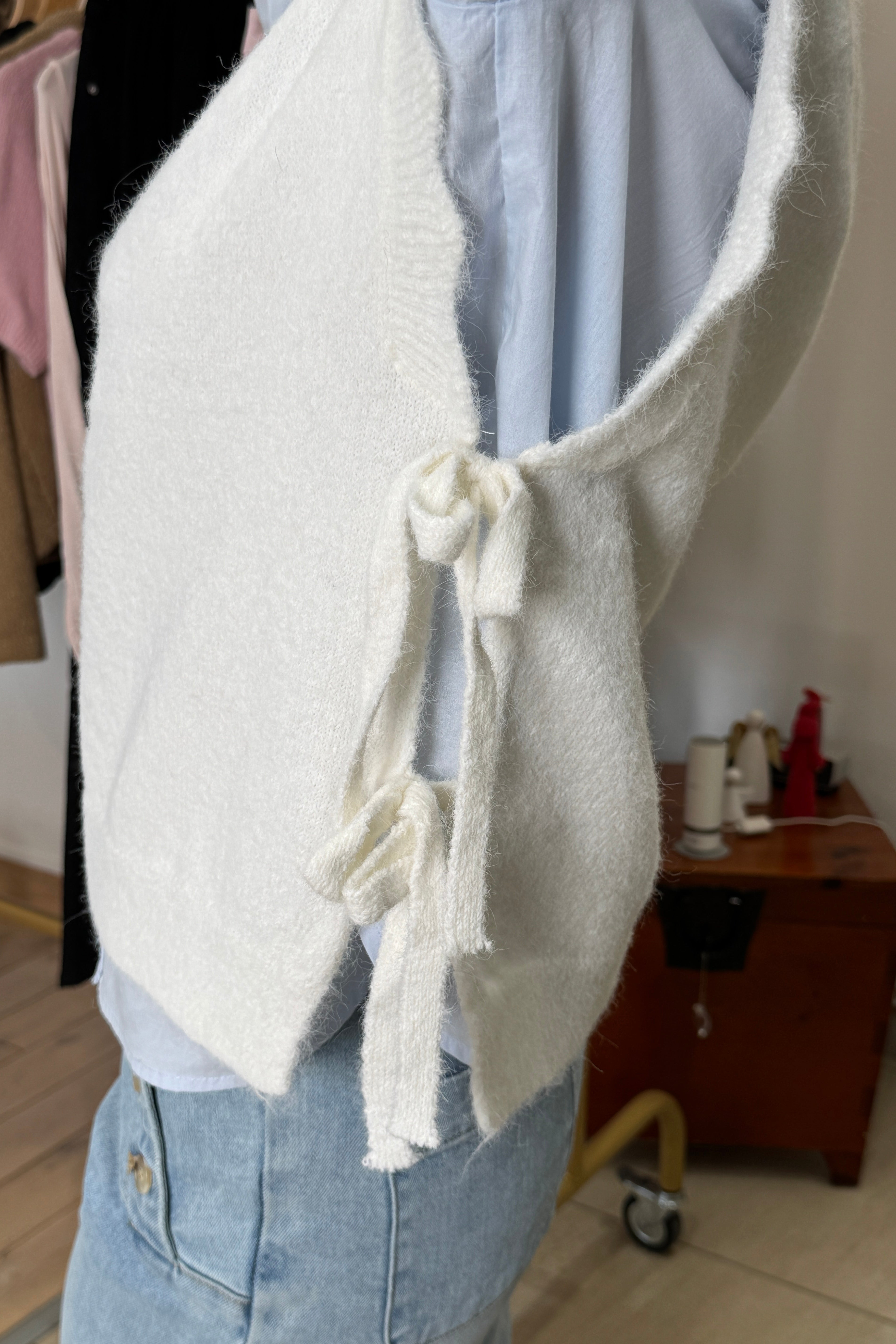 pull blanc sans manche lien col rond  cote