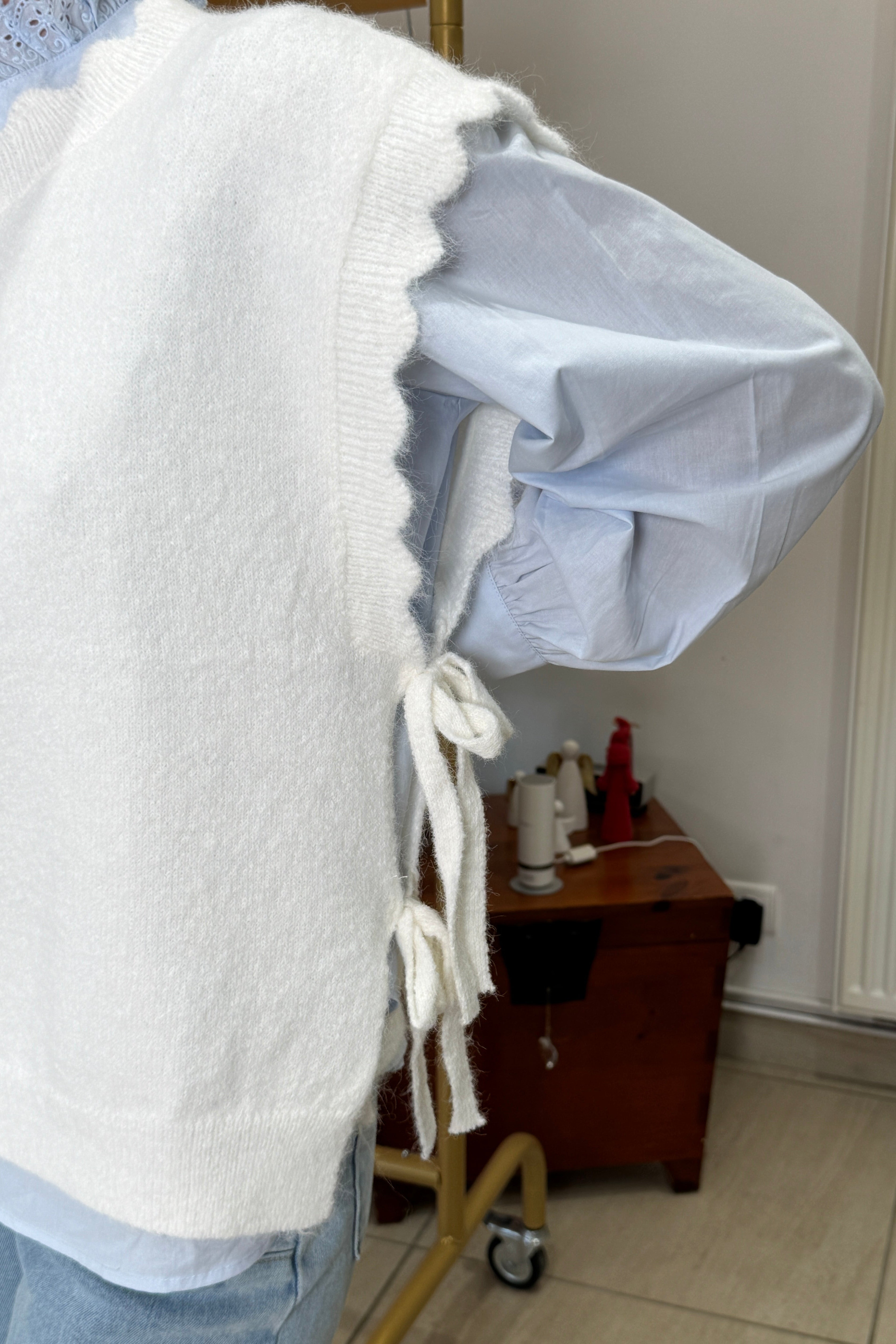 pull blanc sans manche lien col rond  cote 1