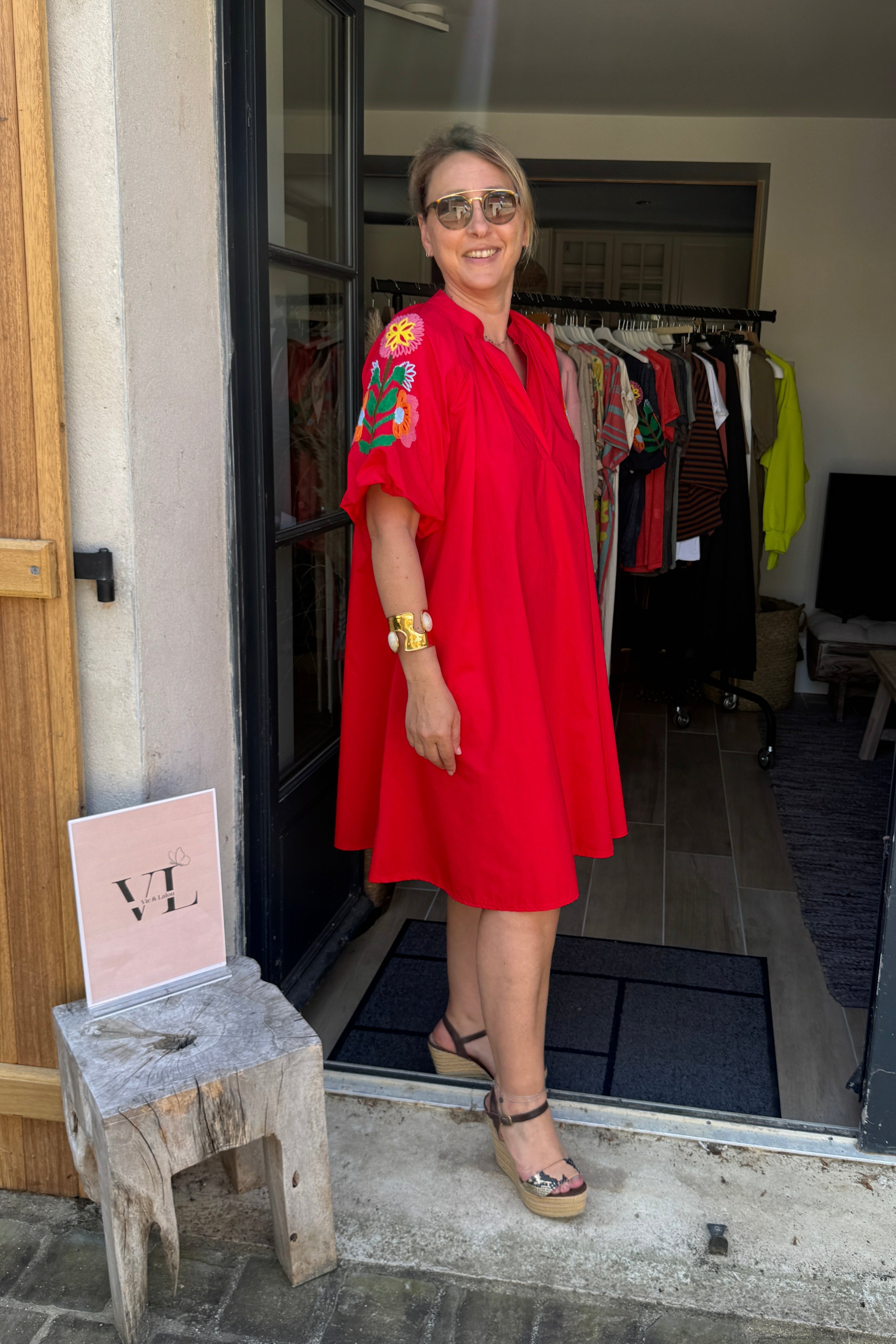 robe-rouge-brodee-fleurs-coton-italie-leni-vicandlalou-1