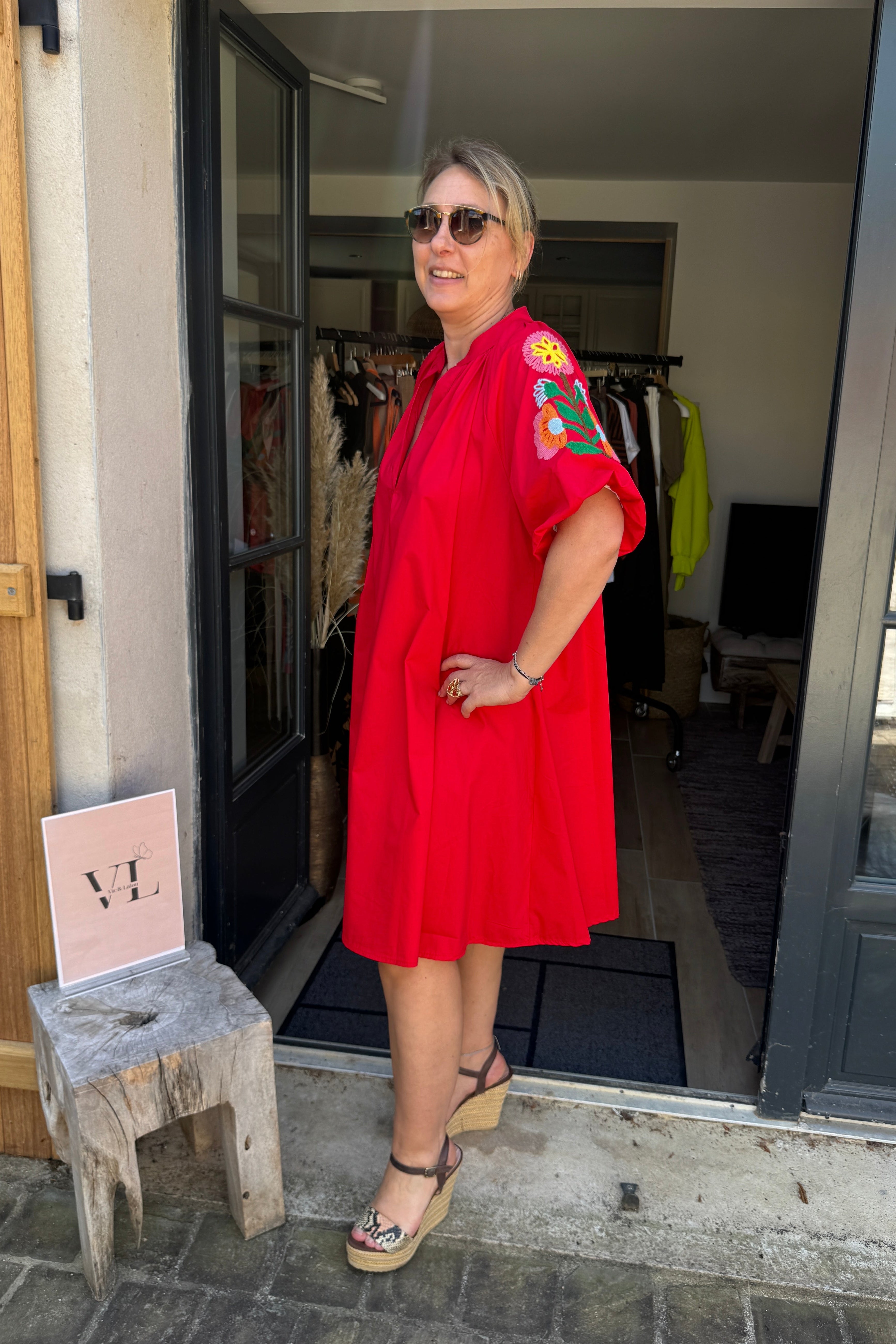 robe-rouge-brodee-fleurs-coton-italie-leni-vicandlalou-3