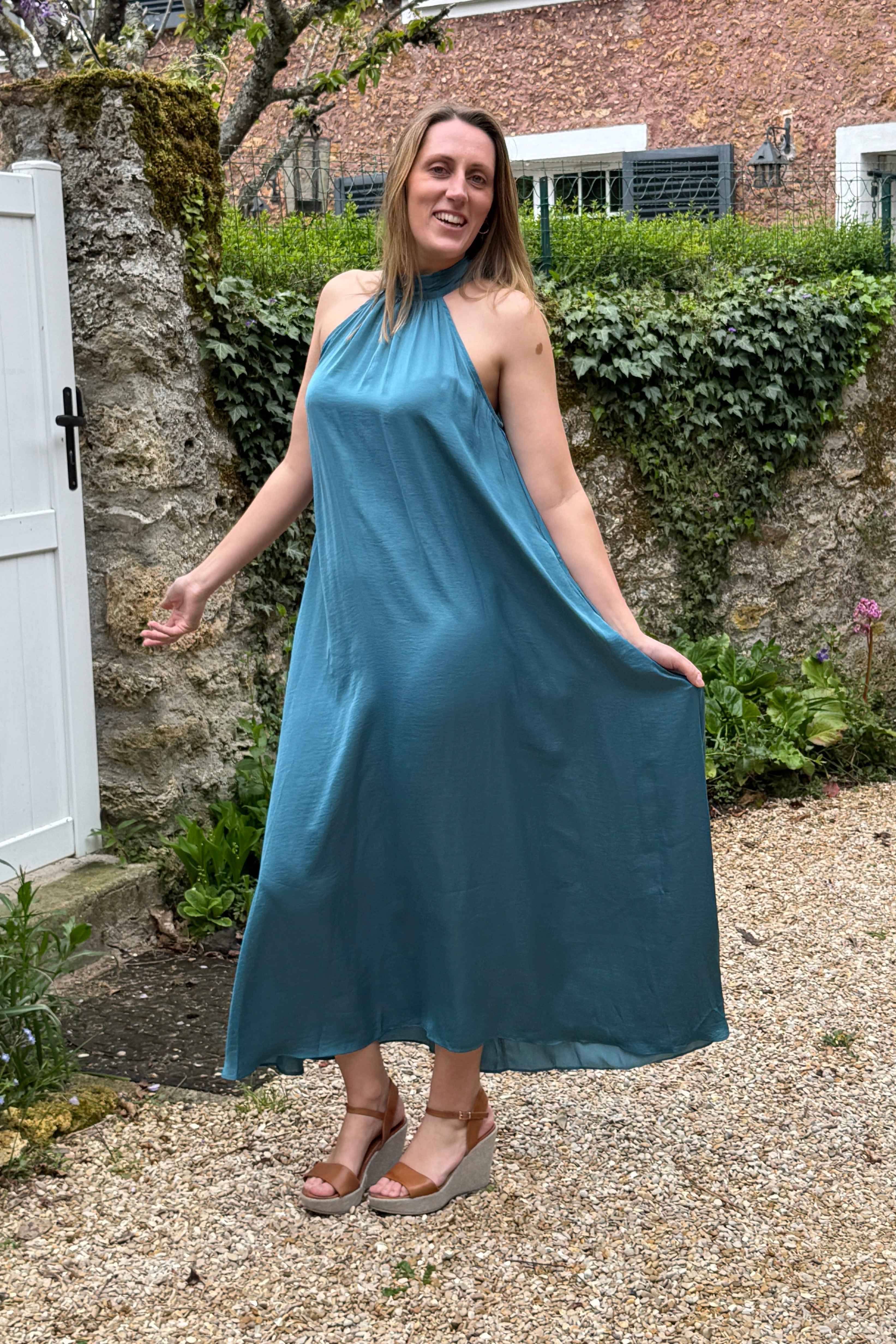 robe longue bleue fluide femme col montant elegante