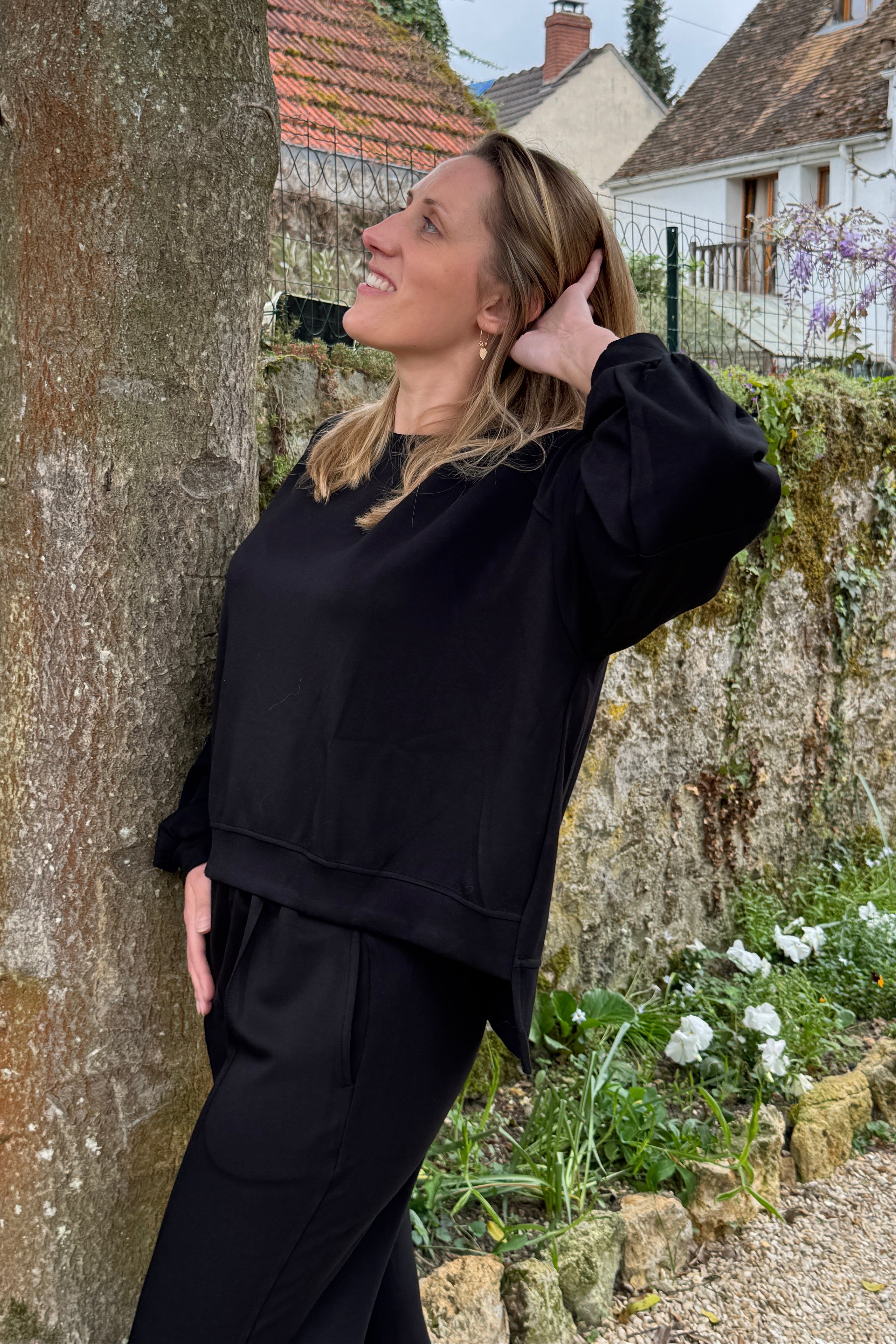 sweat noir femme coupe loose fluide tenue elegante confortable