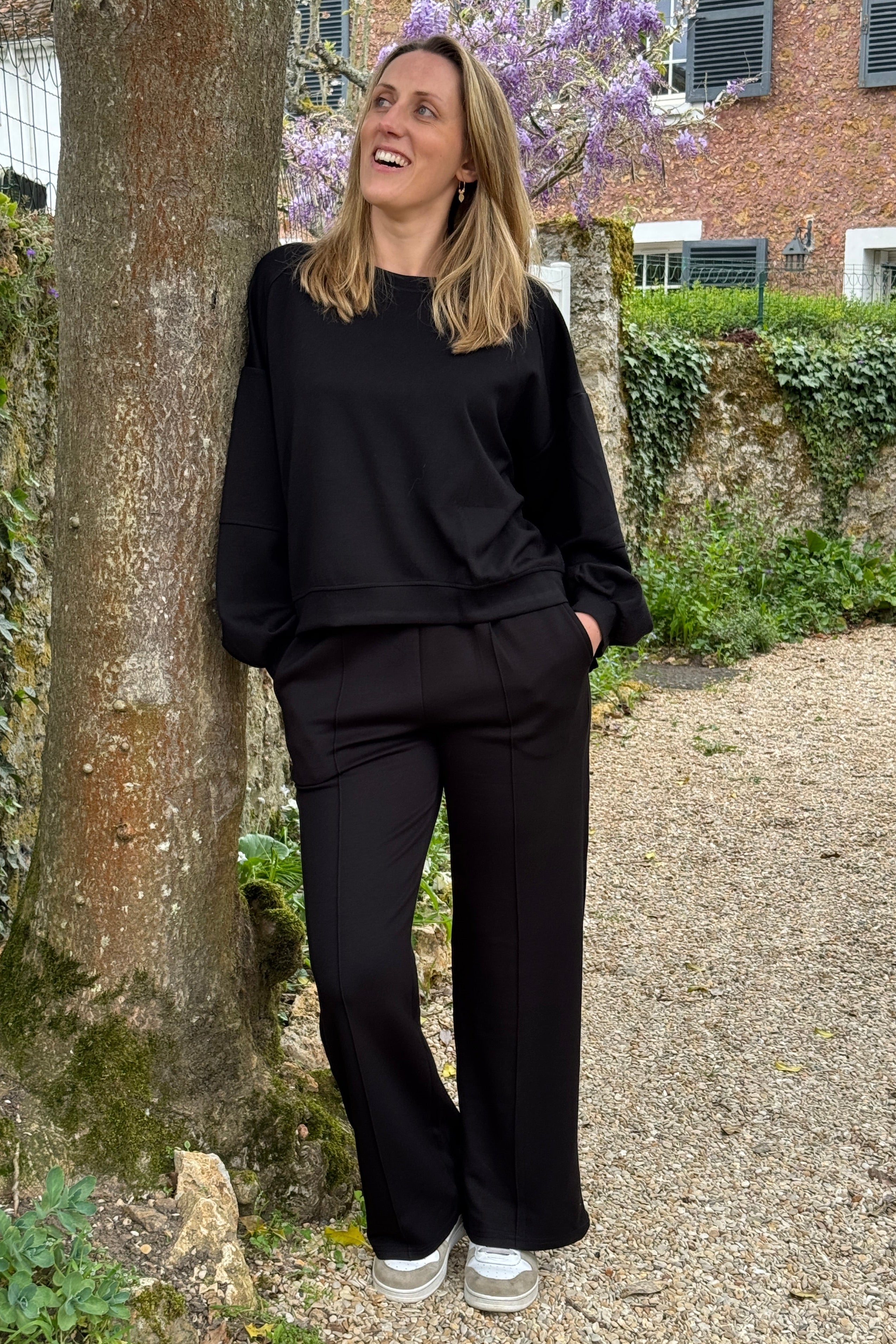 sweat noir femme look chic decontracte