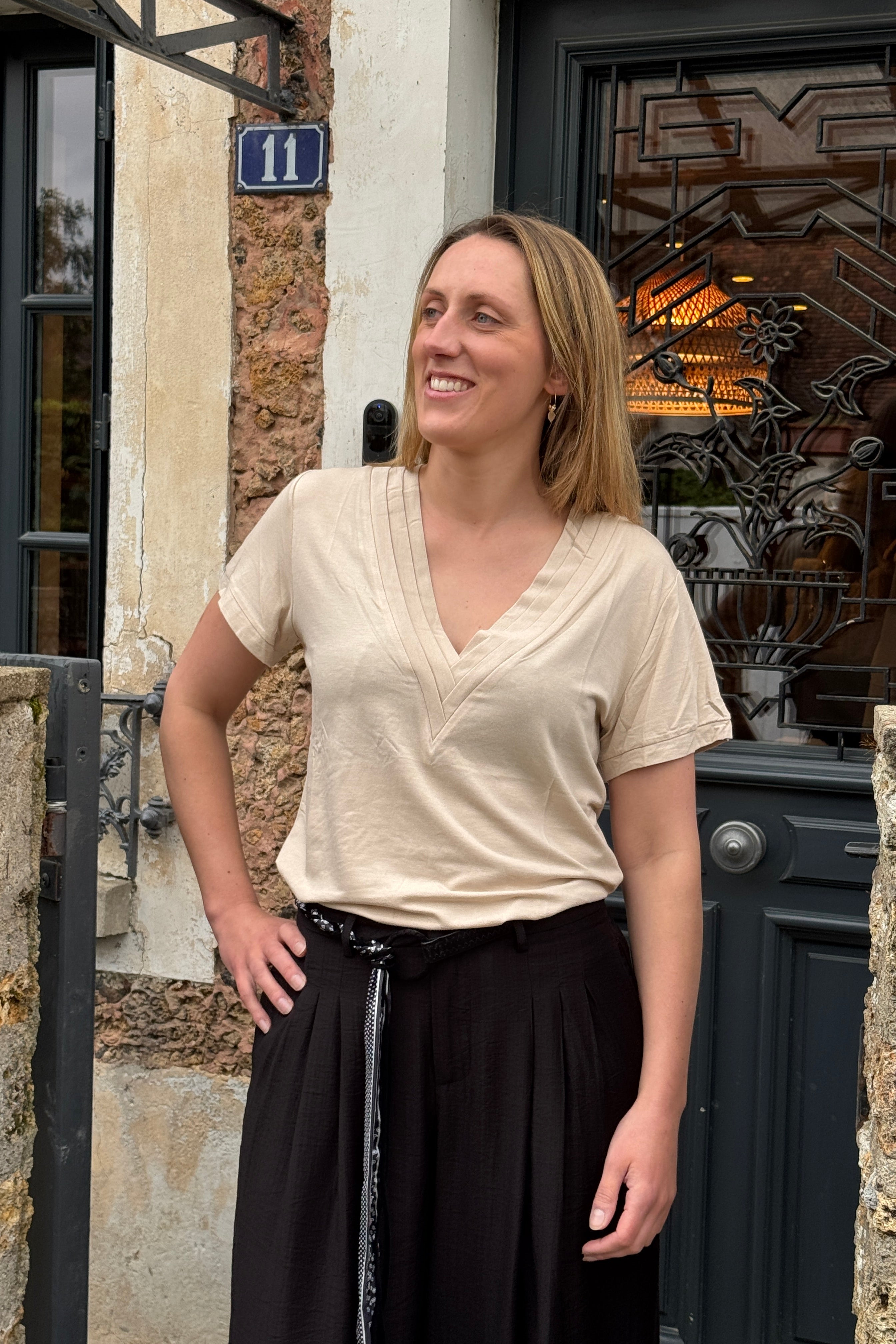 t shirt beige col v femme coupe fluide elegante basique