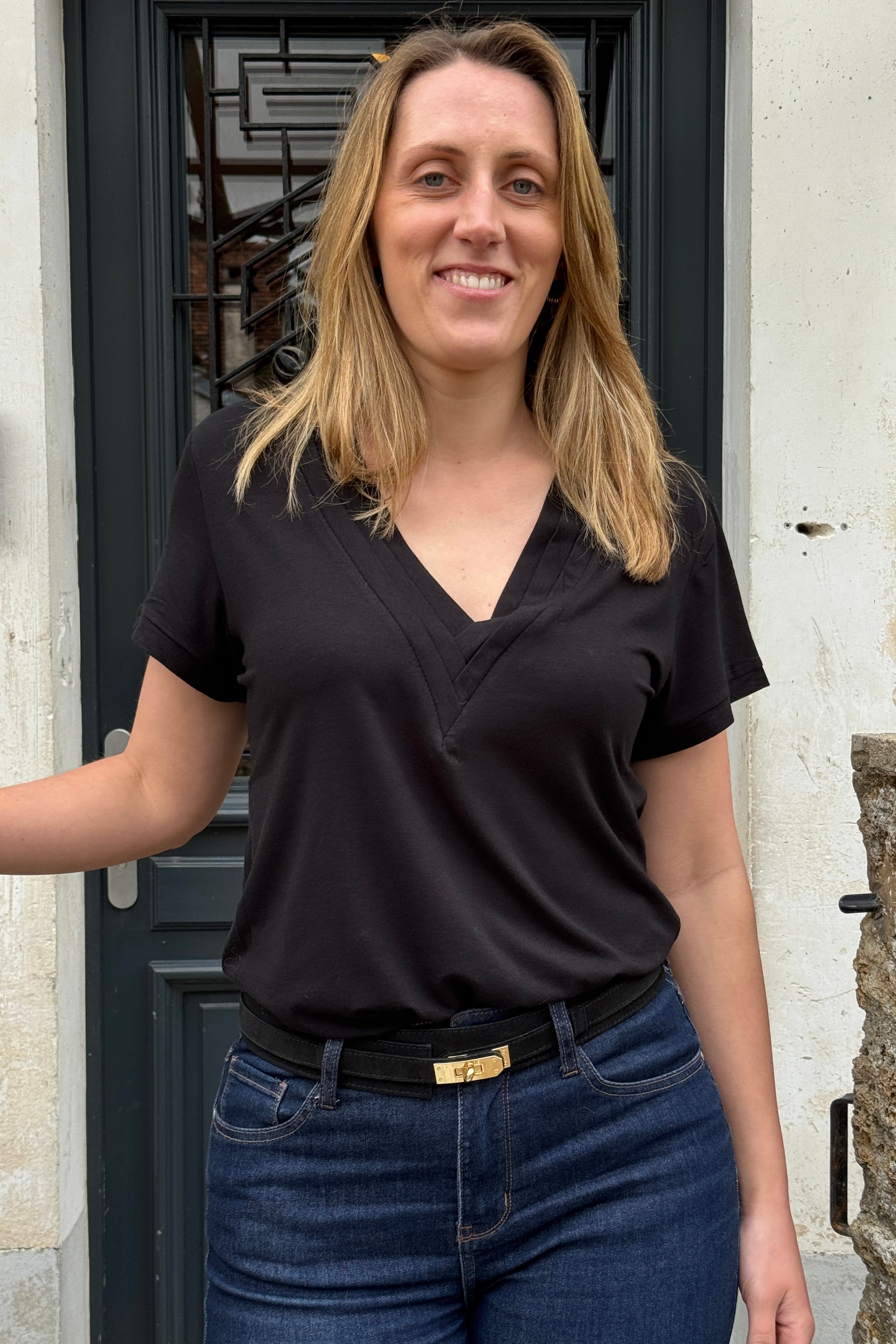 t shirt noir col v femme coupe fluide elegante basique